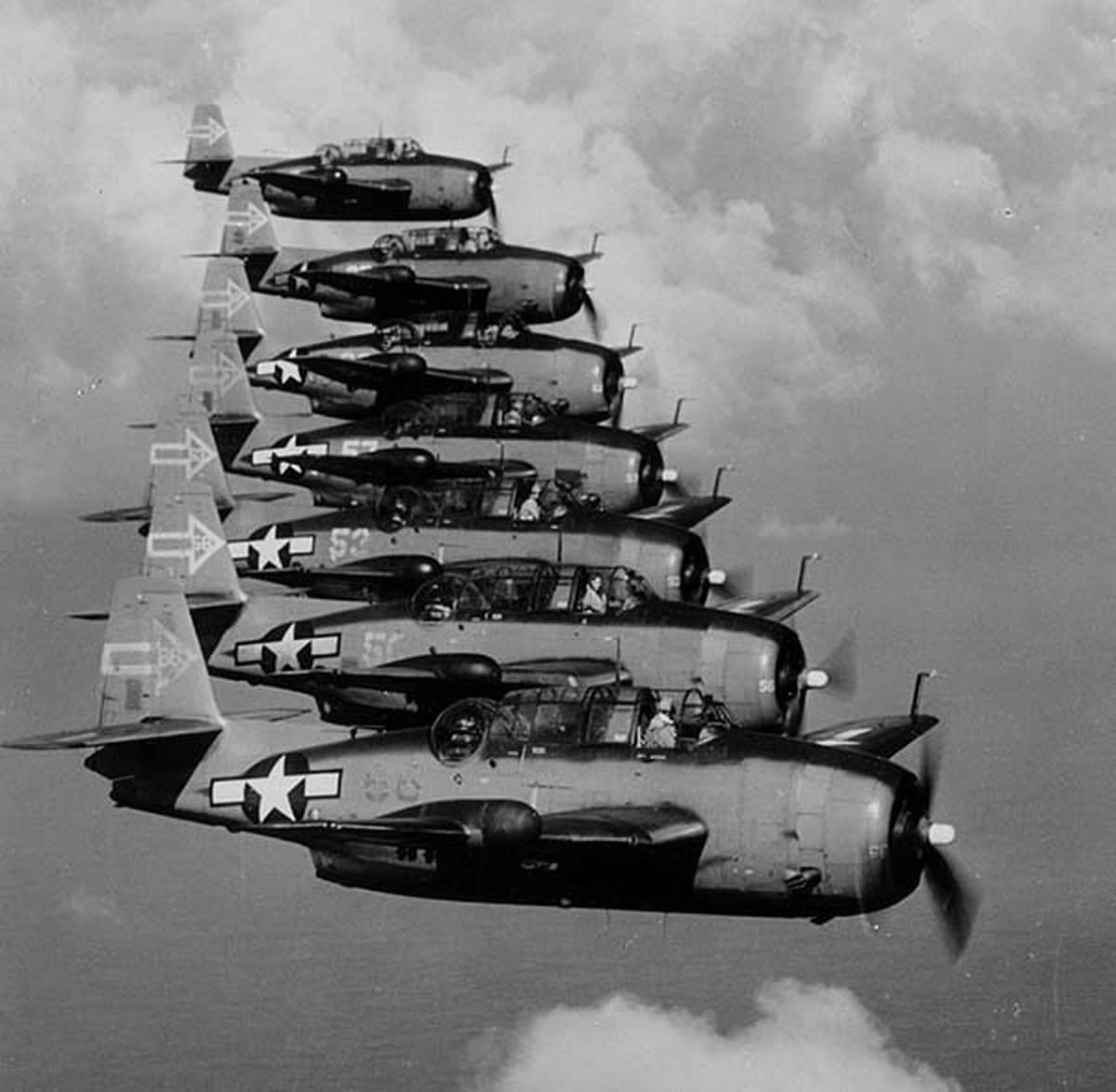 1945年1月,隶属于「企业」号航空母舰(CV-6)第90夜间航空联队(Night Air Group 90)的VT(N)-90夜间鱼雷轰炸机中队,七架通用汽车生产的TBM-3D「复仇者」轰炸机正在编队飞行。请注意其右侧机翼上的雷达吊舱以及独特的尾部标识。