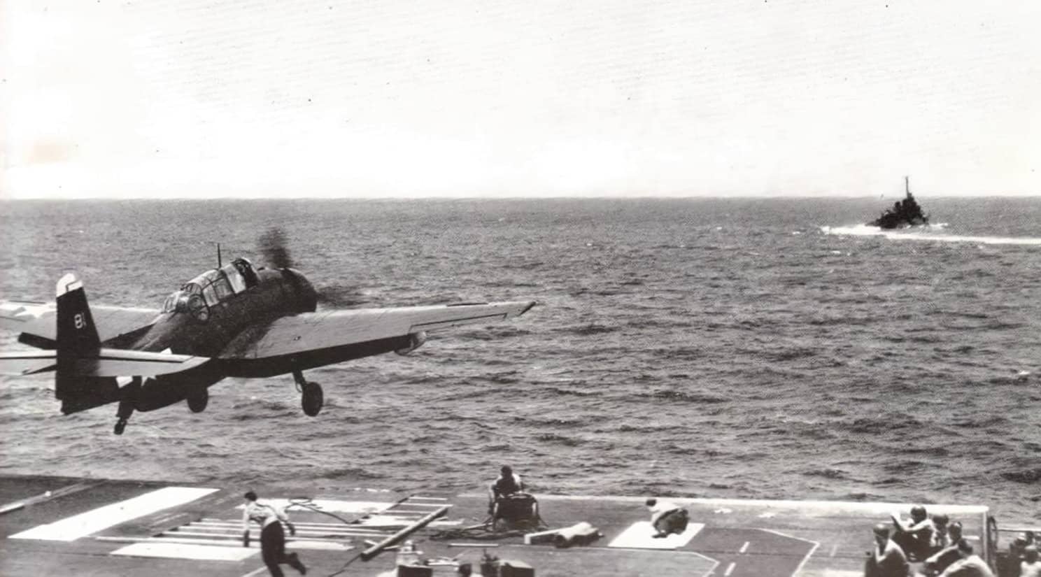 1945年6月,VC-9混合中队的一架TBM-3E「复仇者」正从「贝劳伍德」号(USS Bello Wood,CVE-62)护航航空母舰起飞,随第5舰队支援对日本本土的最后攻势。