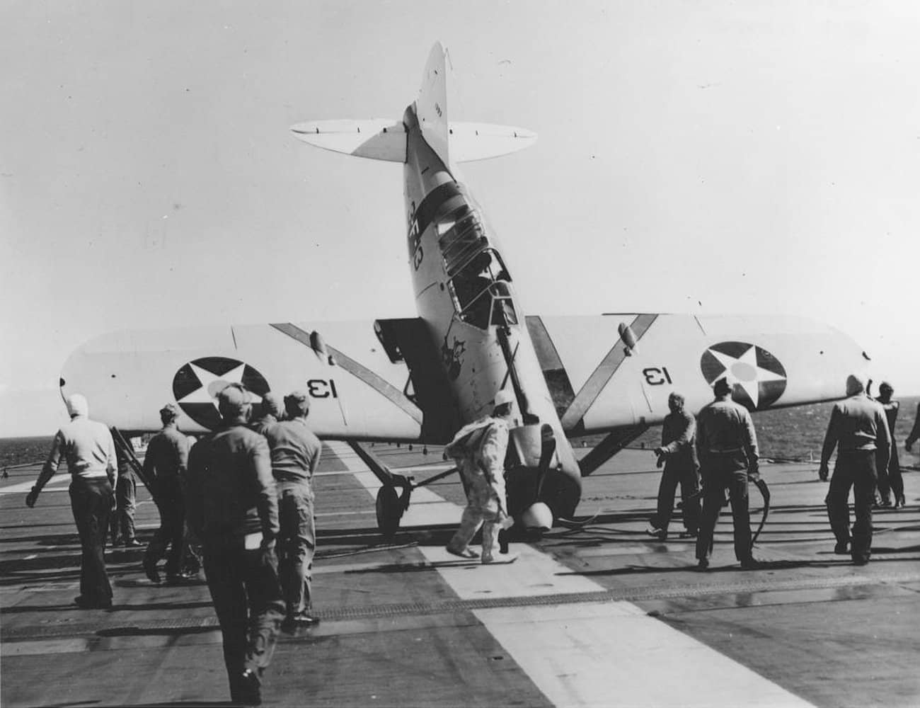1940年3月,美国海军VF-3中队的一架F2A-1战斗机在「萨拉托加」号航空母舰上机头触地翻倒。F2A-1共交付美国海军11架,全部装备VF-3中队,是「水牛」在美国海军中的最早服役记录。