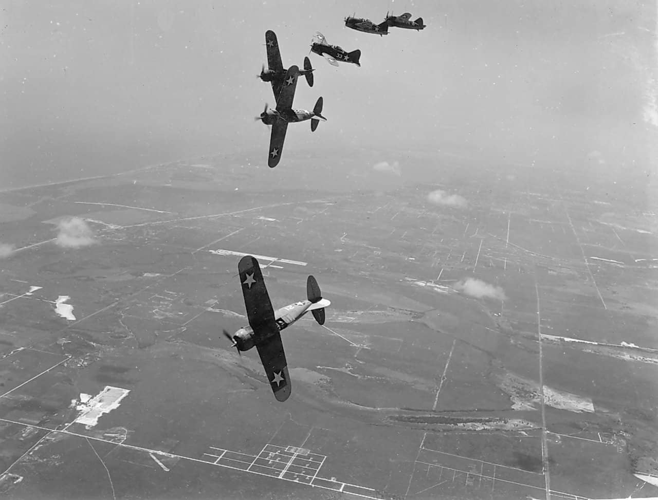 1942–1943年间,美国海军布鲁斯特(Brewster)F2A-3「水牛」战斗机在佛罗里达州迈阿密海军航空站(NAS Miami)进行训练飞行时的影像。