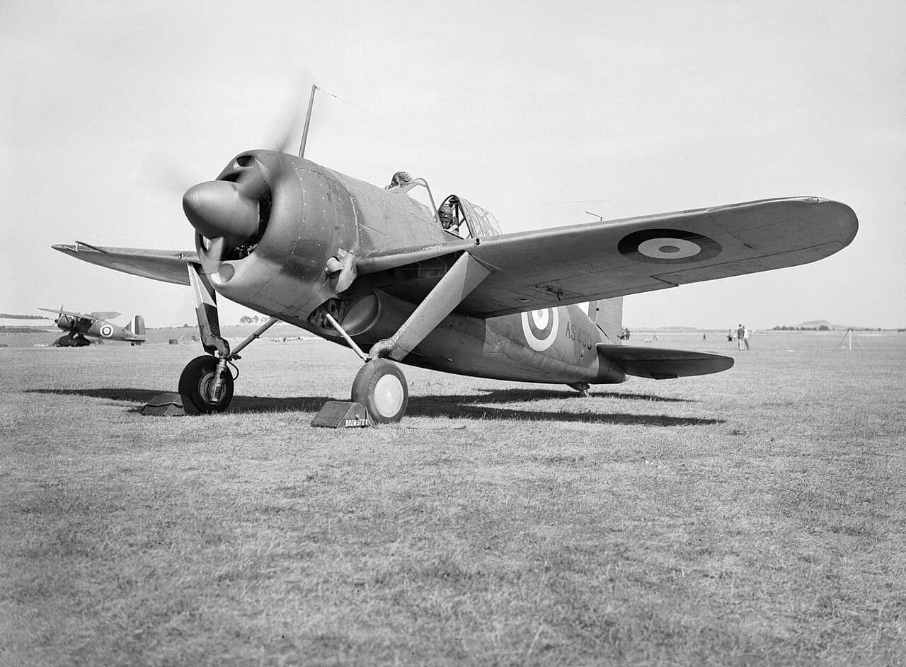 1940年8月。一架准备起飞的布鲁斯特「水牛」Mk.I(B-339E)战斗机。1941年春,约170架B-339E型「水牛」陆续运抵新加坡交付英联邦部队,构成「马来亚战役」期间英国远东防空的主力机种。注:B-339E是F2A-2型出口英国的外贸型号,英军也称其为「水牛」Mk.I;B-339C/D/-23是F2A-2/3出口荷兰的型号。