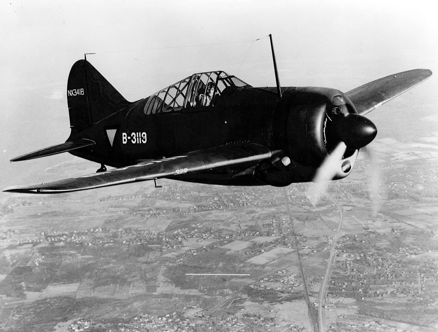 约1940年,荷属东印度空军的一架B-339D「水牛」战斗机在飞行中。荷兰共订购约90架B-339C/D型「水牛」,装备荷属东印度群岛各中队,在「荷属东印度战役」期间对日作战中损失殆尽。
