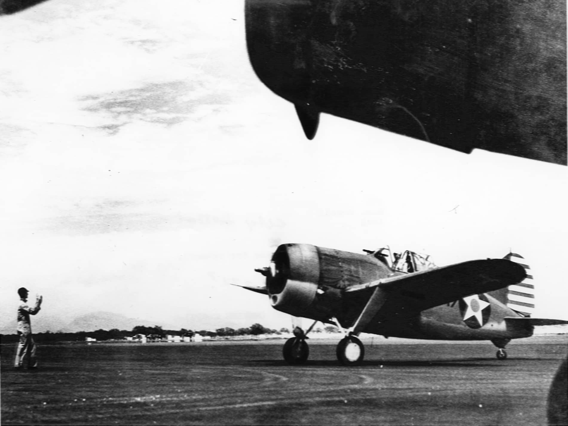 1942年,美国海军陆战队VMF-212中队的F2A-3「水牛」战斗机在夏威夷埃瓦机场准备起飞。1942年6月4日「中途岛海战」中,VMF-221中队的20架F2A-3与零式战斗机交战损失13架,F2A因此被斥为「飞行棺材」,不久后退出美军一线作战。