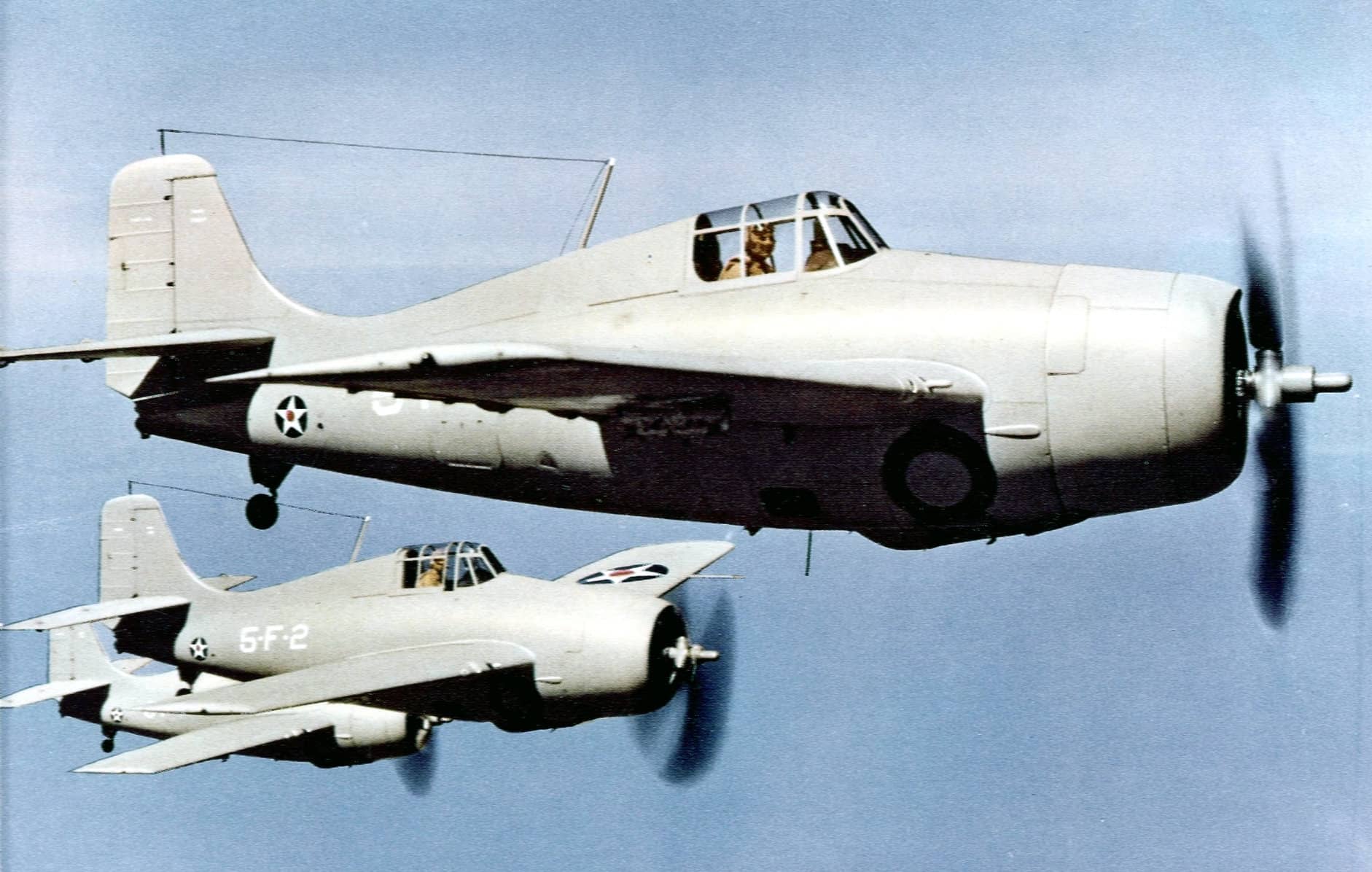 老照片修复:1941年,隶属于「约克城」号航空母舰(CV-5)的VF-5战斗机中队的三架美国海军格鲁曼F4F-3/3A「野猫」战斗机正在编队飞行。