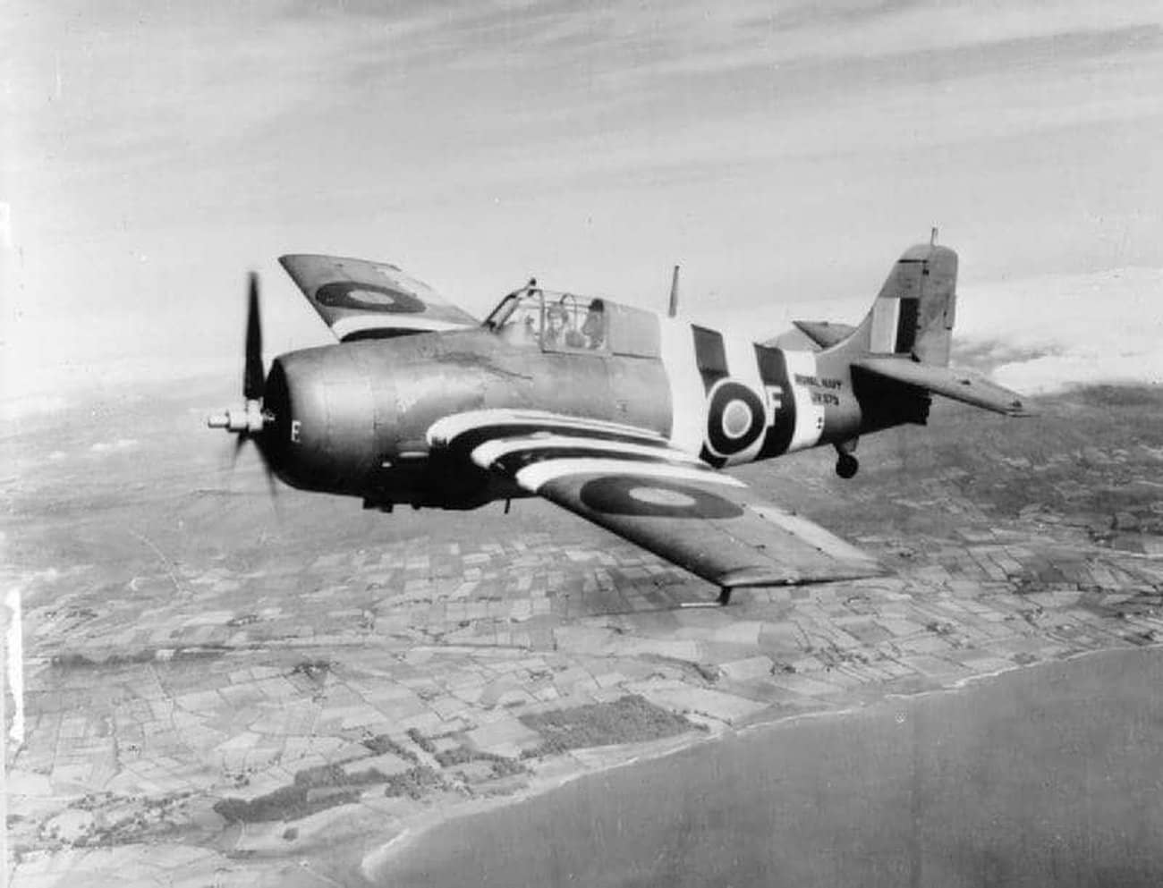1944年,一架隶属于英国海军航空兵第846中队(驻扎于北爱尔兰埃格林顿)的「海燕」战斗机(即美军的「野猫」战斗机)在海岸上空飞行,该机机身上绘有盟军远征部队在诺曼底登陆期间使用的识别条纹,即著名的「入侵条纹」(Invasion Stripes)。