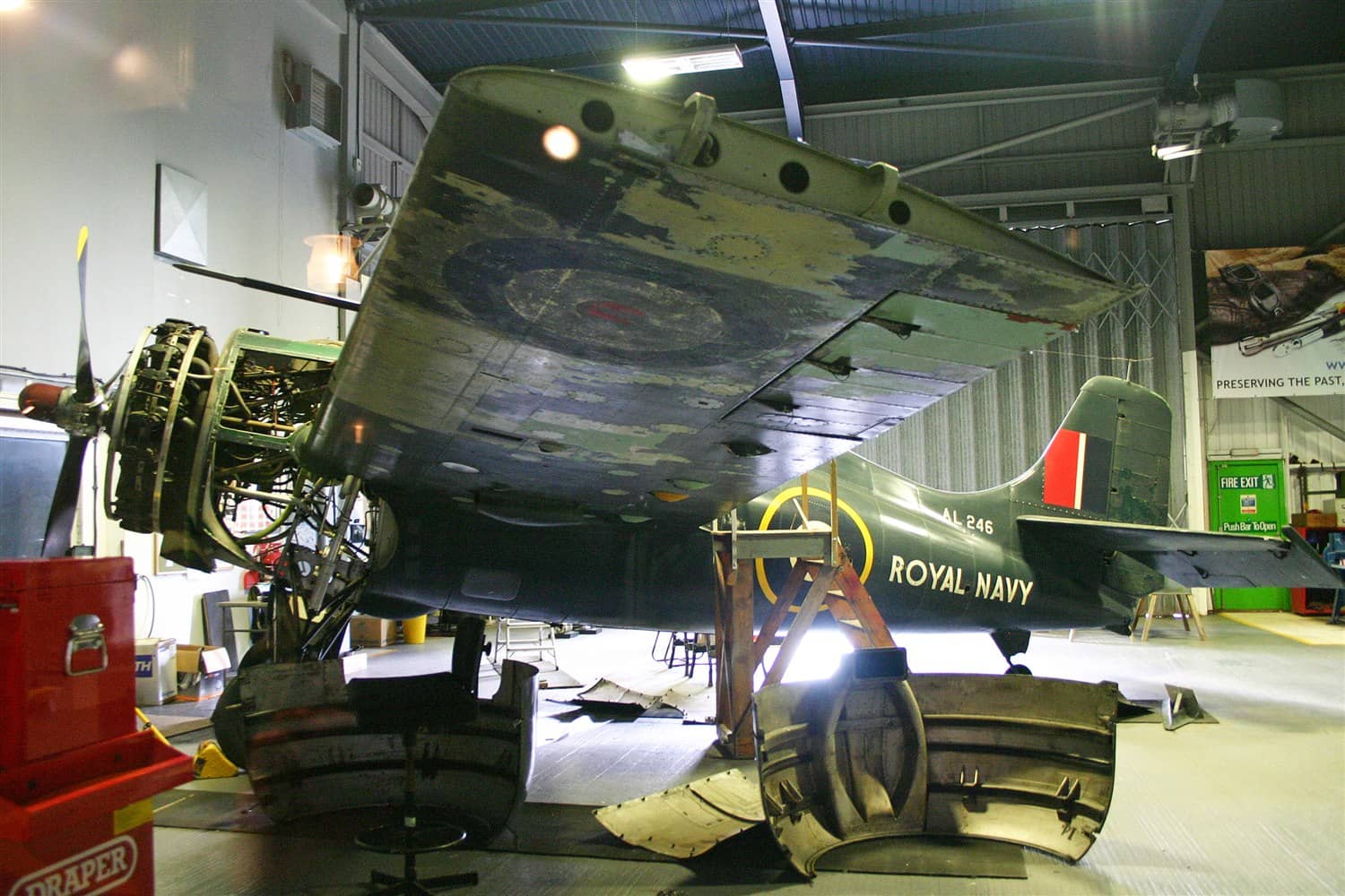 英国舰队航空兵的格鲁曼「海燕」Mk.I(Martlet Mk.I)战斗机(AL246号)。1940年秋英国海军航空兵率先接收「野猫」并命名为「海燕」,用于大西洋与地中海的舰队防空与护航;F4F在英军手中于「马耳他」上空与地中海护航战中表现活跃,是最早投入实战的「野猫」。