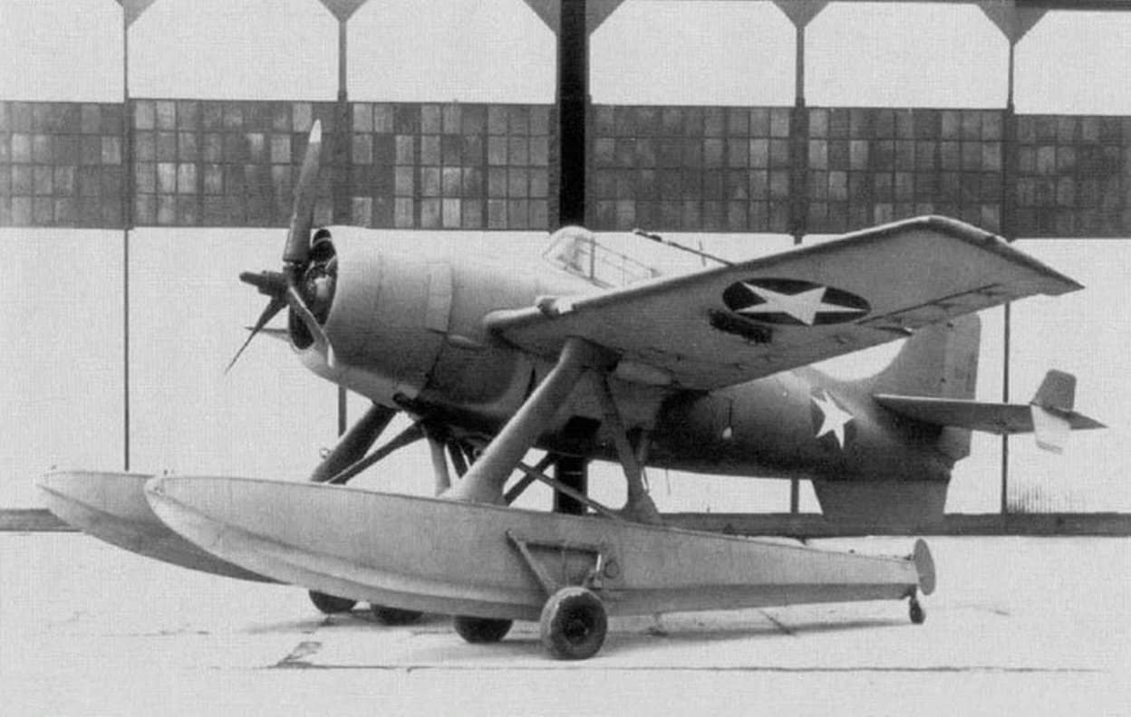 格鲁曼F4F-3S「野猫鱼」(Wildcatfish,亦作Wild Catfish),海军编号(BuNo)4038。这款F4F-3的浮筒式改型是Edo飞机公司为了满足太平洋战区前沿岛屿基地在机场建成前的作战需求,在F4F-3的基础上开发,其于1943年2月28日首飞。由于浮筒带来的重量和阻力,该机的最高时速降至390公里/小时,尽管Edo公司提供了100套浮筒,但随着足够数量的机场建成,该项目最终被取消。