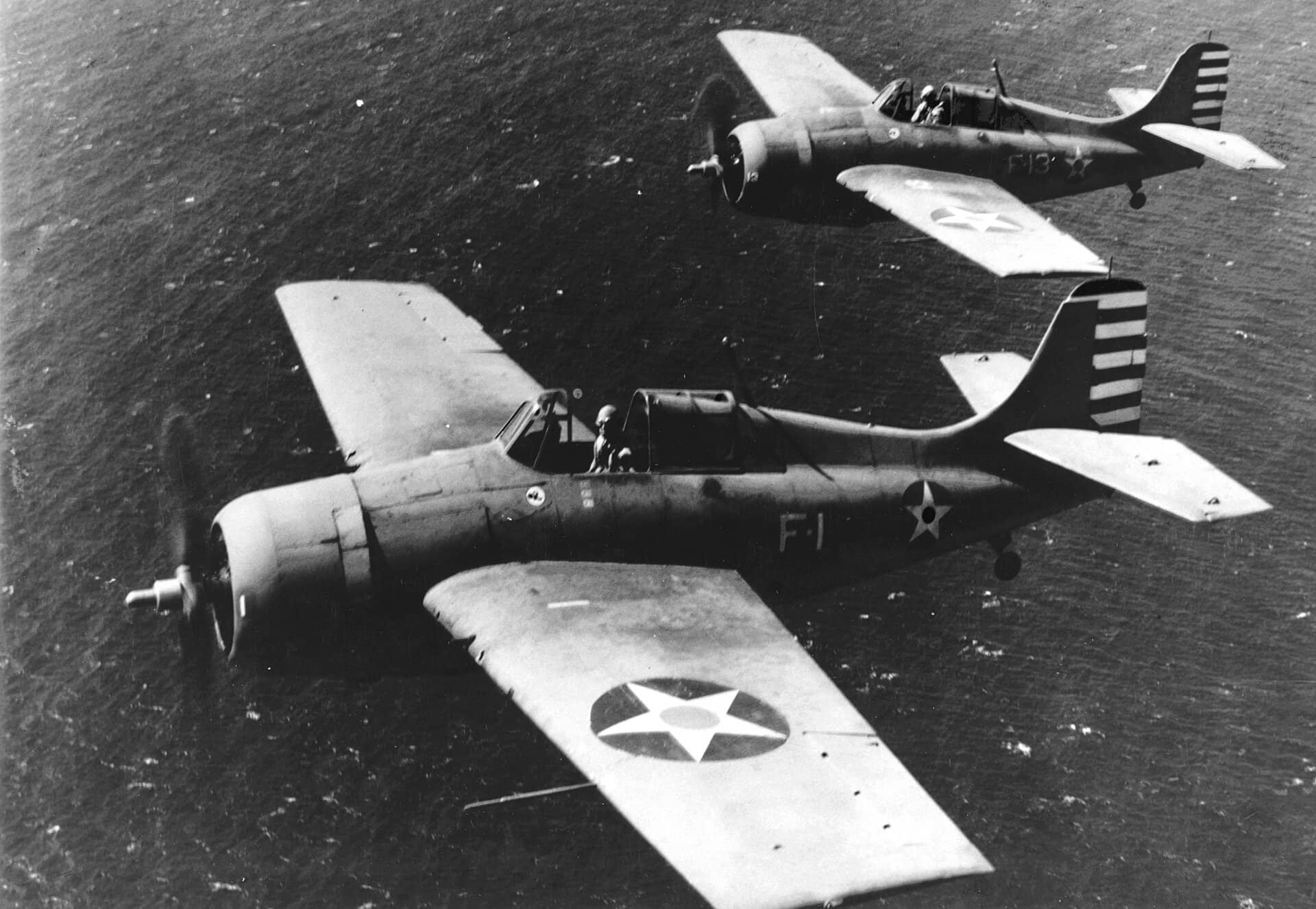 1942年4月10日,两架隶属于美国海军第3战斗机中队(VF-3)的格鲁曼F4F-3「野猫」战斗机在夏威夷瓦胡岛卡内奥赫海军航空站附近飞行。位于前景、编号「F-1」的长机由VF-3中队长约翰·S·萨奇(John S. Thach)少校驾驶,编号「F-13」的僚机由王牌飞行员爱德华·H·奥黑尔(Edward H. O'Hare)上尉驾驶,同年6月19日,升任少校的奥黑尔接替萨奇少校,出任VF-3中队指挥官。而「F-1」和「F-13」这两架飞机在1942年5月8日的珊瑚海海战中,随「列克星敦」号航空母舰(CV-2)一同沉没损失。