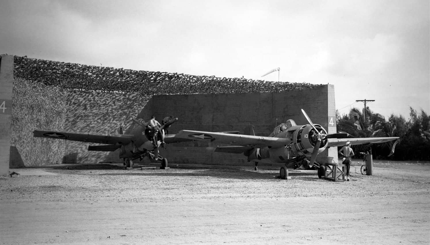 1942年5月,部署于夏威夷卡内奥赫航空站、美国海军VF-3中队的F4F-4「野猫」战斗机。VF-3中队在1941年秋换装F4F后成为美国海军最精锐的战斗机中队之一,其指挥官爱德华•奥黑尔(Edward O'Hare)于1942年2月以单次出击击落5架日军轰炸机的战绩成为美国海军首位王牌飞行员。