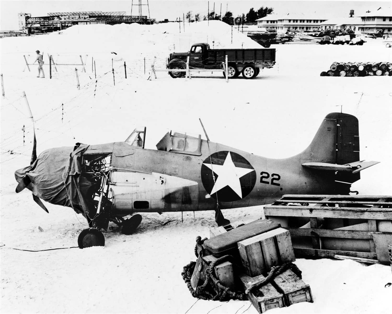 1942年6月24日,美国海军陆战队VMF-221中队的一架受损F4F-3「野猫」战斗机停放在中途岛。1942年6月4日「中途岛海战」中,VMF-221的「野猫」与陆基机群在拦截日军空袭部队时损失惨重,但「野猫」为俯冲轰炸机创造了攻击通道,美军最终以一艘航母的代价击沉日军4艘舰队航母。