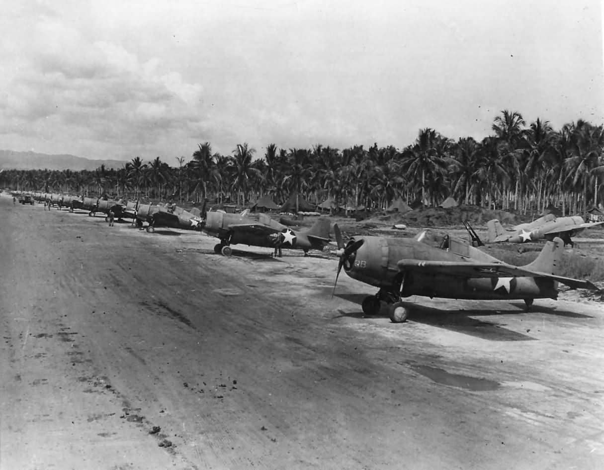 1943年4月14日,部署于所罗门群岛瓜达尔卡纳尔岛亨德森机场的美国海军陆战队(及可能的美国海军)格鲁曼F4F-4「野猫」战斗机。注:「瓜岛战役」期间,亨德森机场的「仙人掌航空队」由陆战队、海军与陆军的「野猫」、P-39等机种混合组成,在持续半年的消耗战中与日军陆航及零式战斗机反复争夺制空权。