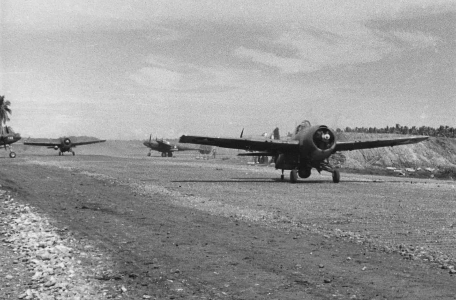 1942年,美国海军陆战队VMF-121中队的F4F-4「野猫」战斗机在瓜达尔卡纳尔岛。「瓜岛战役」期间,乔•福斯(Joe Foss)少校率VMF-121在岛上作战,宣称击落26架敌机,成为美国海军陆战队头号王牌飞行员。福斯也因此成为首位同时获得荣誉勋章与国会荣誉勋章荣誉的美国飞行员。
