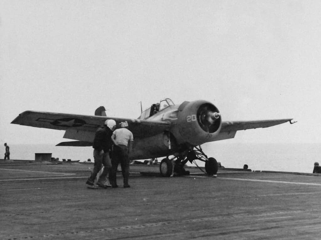 1944年7月27日,一架通用汽车FM-2「野猫」战斗机从「马塔尼卡乌」号护航航空母舰(CVE-101)的弹射器上准备起飞。1943年以后,通用生产的FM-1、FM-2大量装备护航航母,在大西洋为运输船队提供反潜掩护,在太平洋为登陆部队提供直接空中支援,「野猫」因此在战争末期依然活跃于各海域。