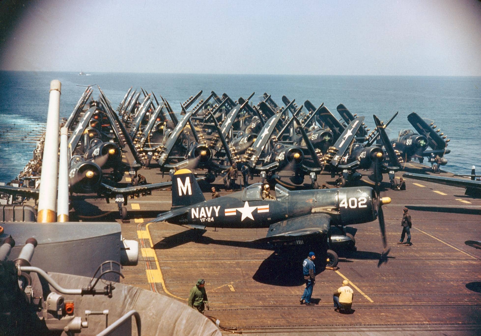 1951年朝鲜战争期间,部署在「普林斯顿」号航空母舰(CV-37)上的VF-24中队F4U-4「海盗」战斗机。