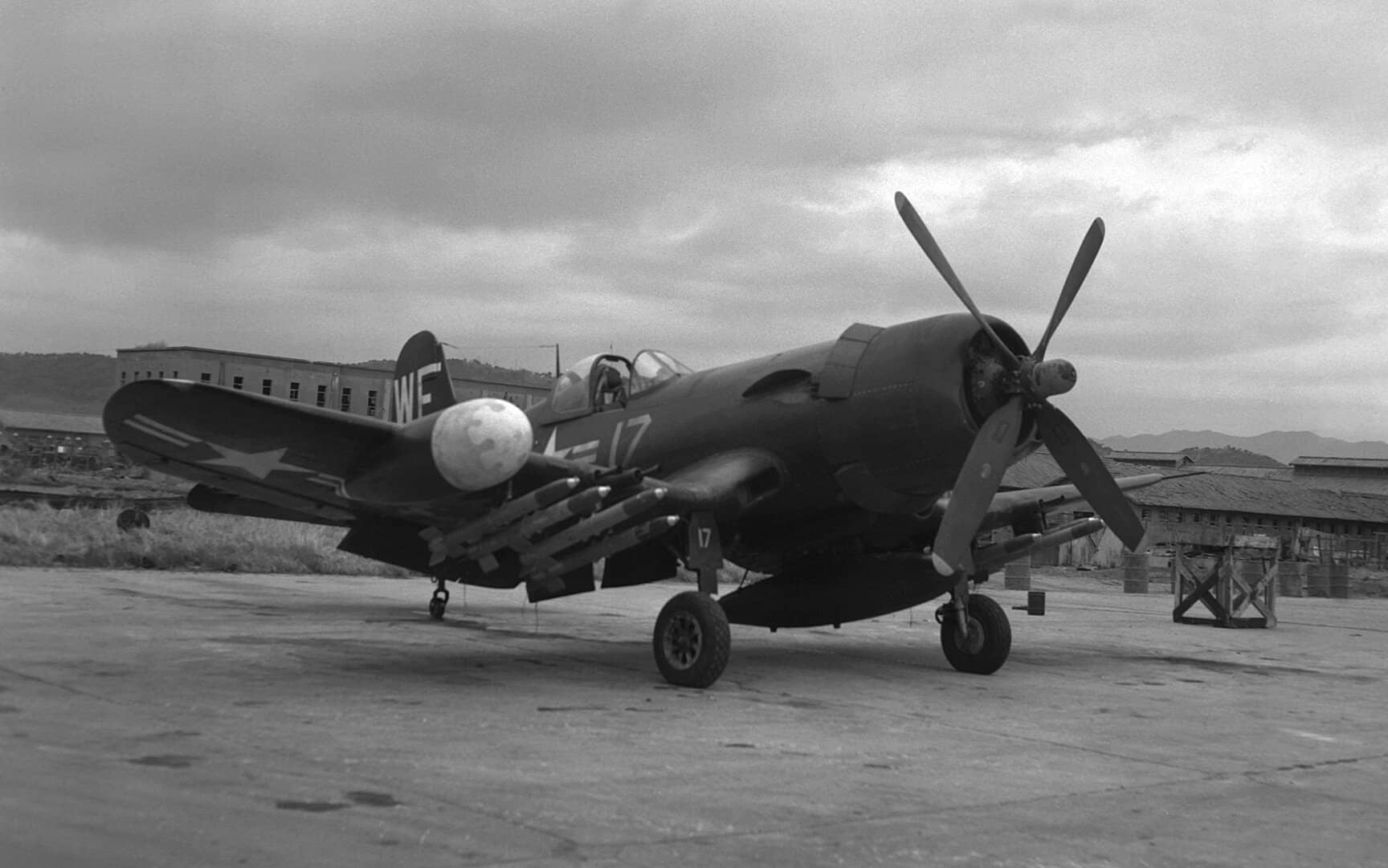 1950年11月2日,朝鲜元山,一架隶属于美国海军陆战队VMF(N)-513「飞行梦魇」(Flying Nightmares)夜间战斗机中队的钱斯沃特F4U-5N「海盗」夜间战斗机。其右侧机翼上的白色雷达罩十分显眼。
