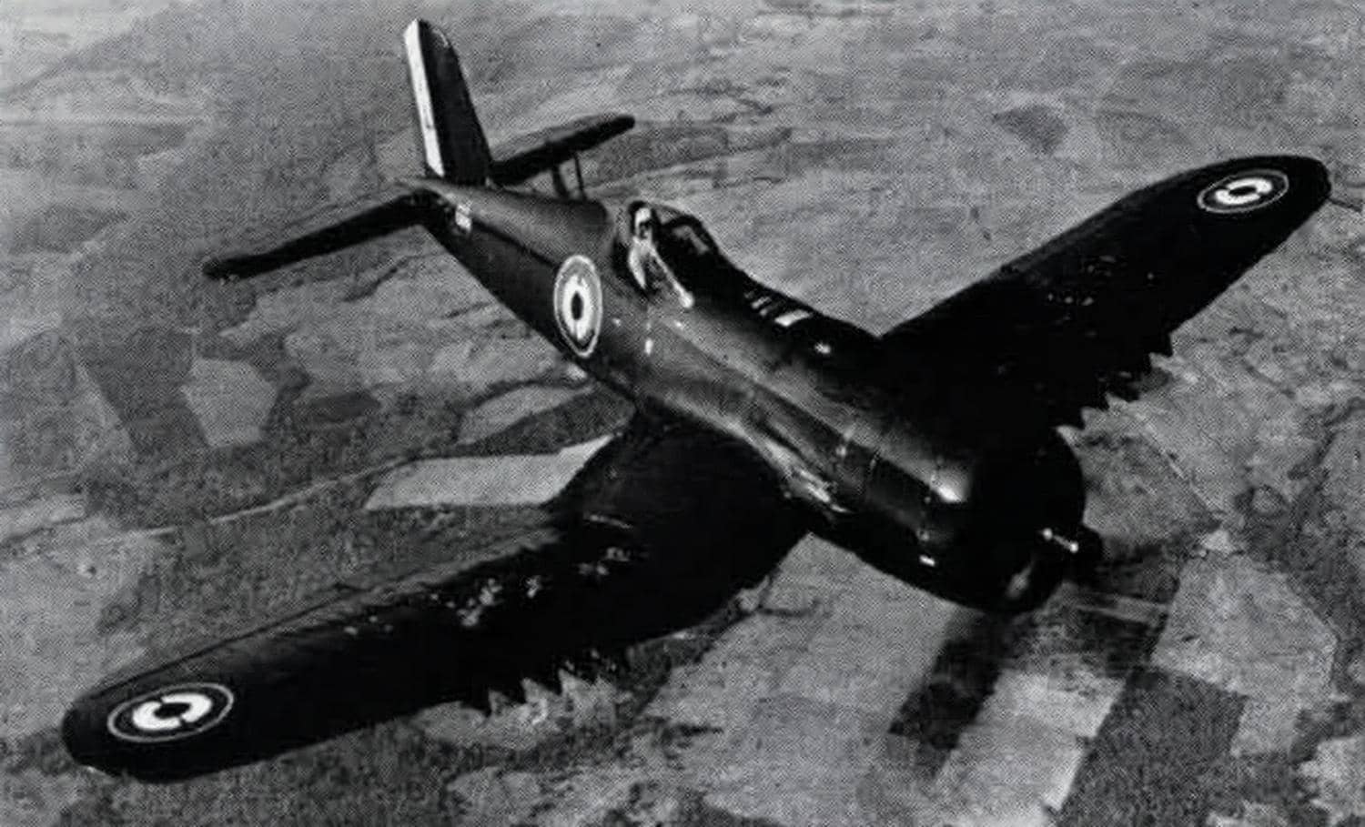1952年(或1953年初),一架新交付给法国海军航空兵的钱斯沃特F4U-7「海盗」战斗机。注:F4U-7是「海盗」战斗机的最后一个量产型号,该机型专为法国海军航空兵(Aéronavale)制造,其于1952年7月2日首飞,法国海军航空兵共接收了94架F4U-7,法国海军在20世纪50年代第一次印度支那战争的后半段使用了F4U-7战斗机。