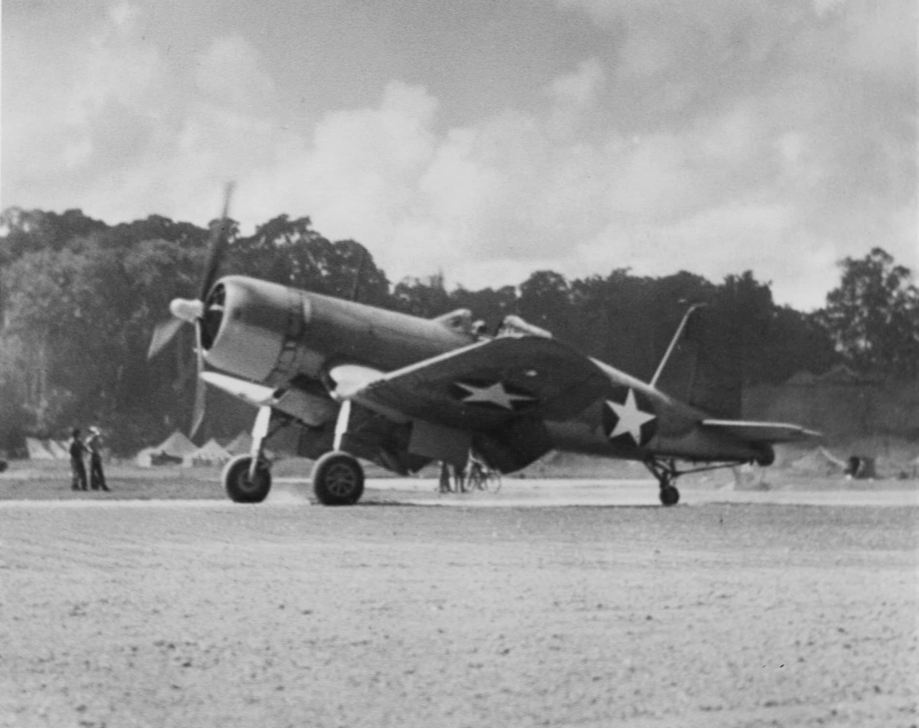 1943年2月,第一架抵达瓜达尔卡纳尔岛的美国海军陆战队VMF-124中队F4U-1「海盗」战斗机。「瓜岛战役」期间,VMF-124于2月14日在所罗门群岛上空与日军飞机首次交战,「海盗」由此开启其太平洋战场的传奇生涯。