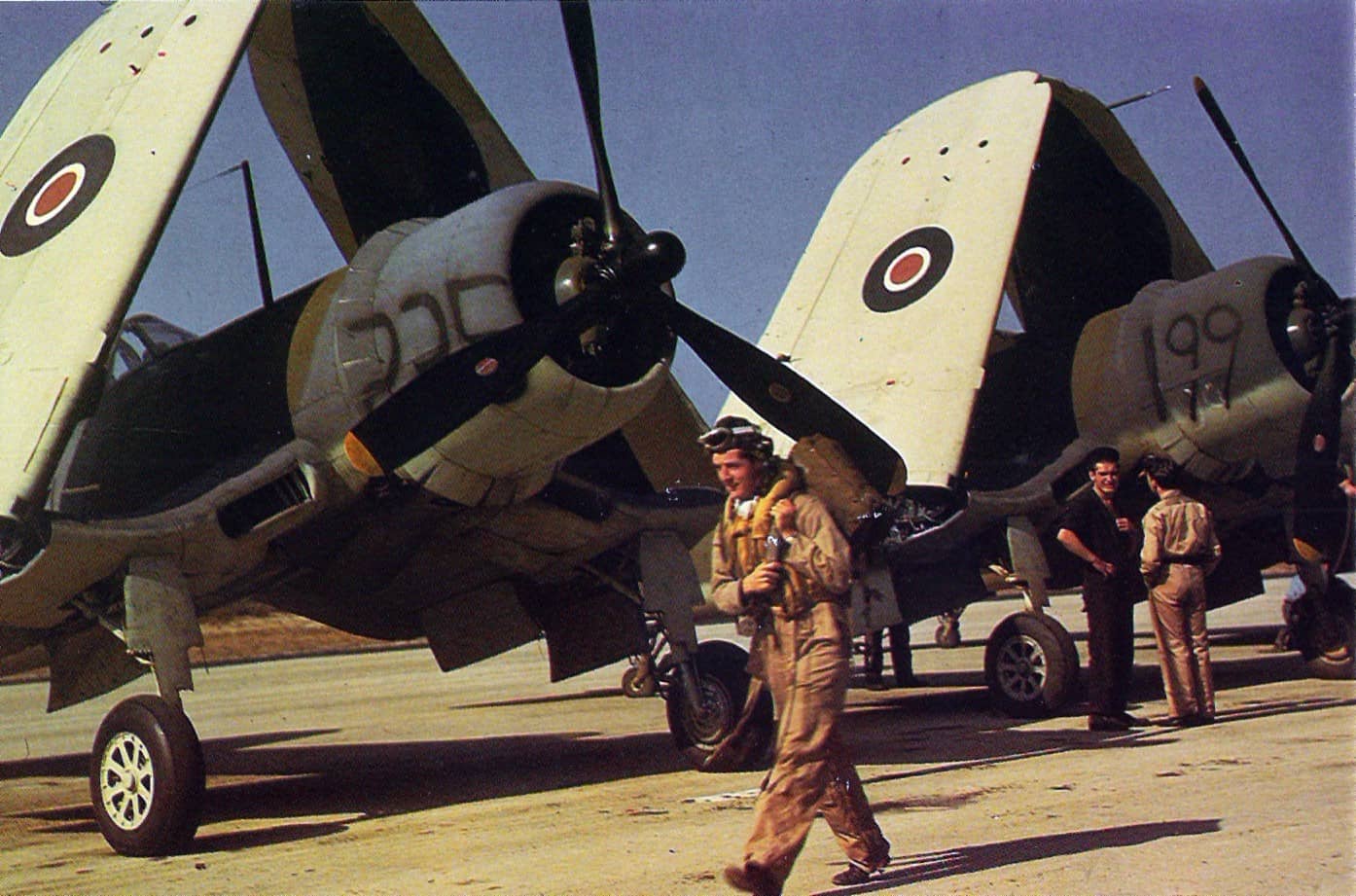1943年,位于美国缅因州不伦瑞克海军航空站(NAS Brunswick)的英国海军沃特「海盗」Mk.I战斗机。注:该基地和位于罗德岛的昆塞特角海军航空站(NAS Quonset Point)都是英国海军飞行员进行「海盗」战斗机训练的场所。