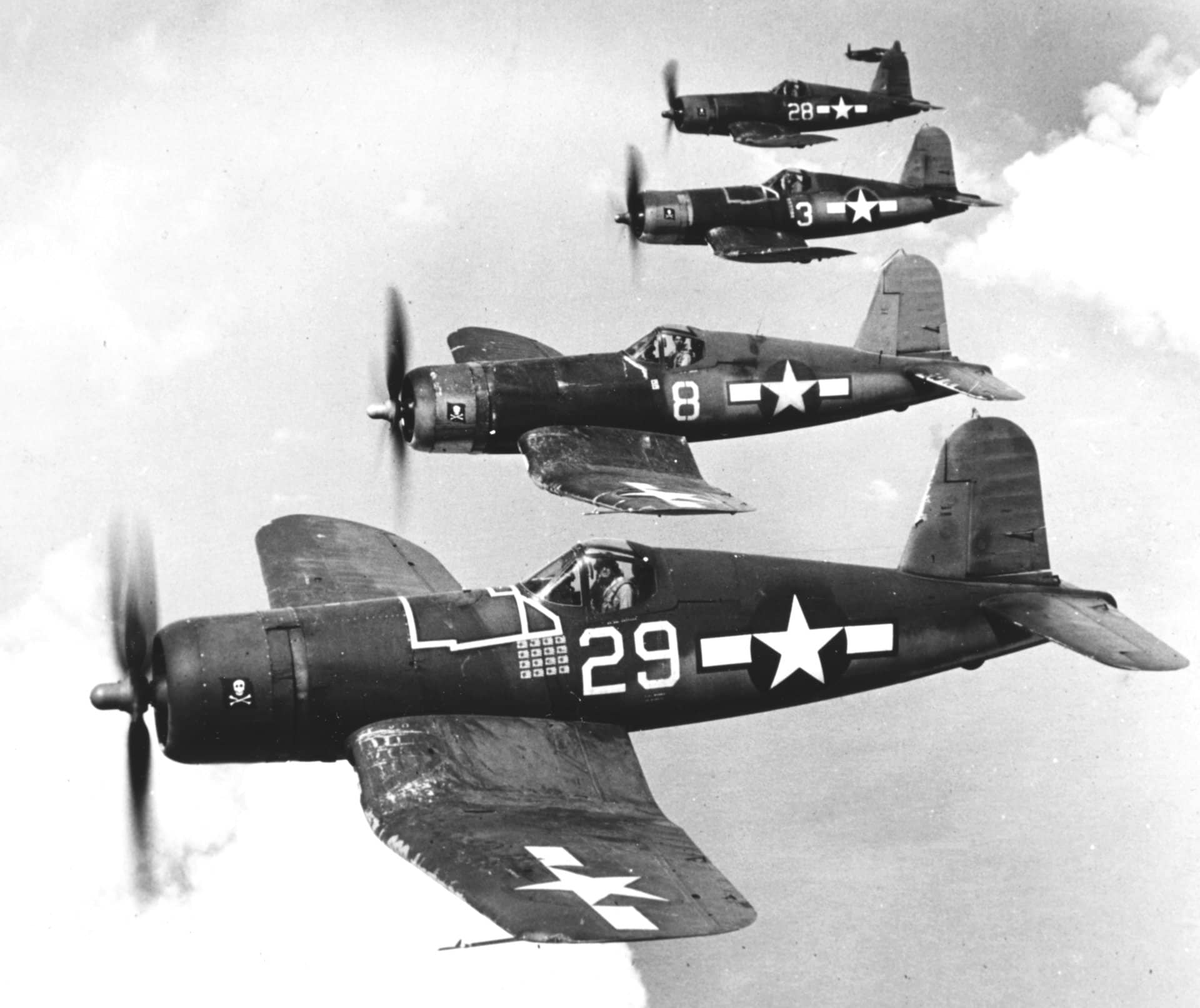 1944年3-4月间,在西南太平洋战区部署的美国海军第17战斗机中队(VF-17「骷髅」中队)钱斯沃特F4U-1A「海盗」战斗机。图中的「29」号机(海军编号:BuNo 55995)由海军少尉艾拉·C·凯普福德(Ira C. Kepford)驾驶,他当时是海军战绩最辉煌的王牌飞行员,共击落敌机16架。注:VF-17于1943年9月起在所罗门战区作战,76天内宣称击落127架日机、击沉5艘舰船,涌现出15名王牌飞行员,是太平洋战场战果最辉煌的F4U中队之一。