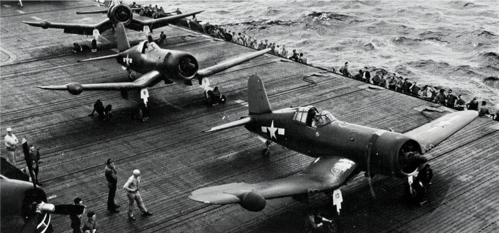 1944年初,「马绍尔群岛战役」期间,隶属于VFN-101夜间战斗机中队的美国海军钱斯沃特F4U-2夜间战斗机在「无畏」号航空母舰(CV-11)上。在图片上可以清楚看到其右侧外翼段上的突出雷达罩。注:VFN-101中队的一个四机分遣队当时被编入「无畏」号上的第6航空大队(Air Group 6)。