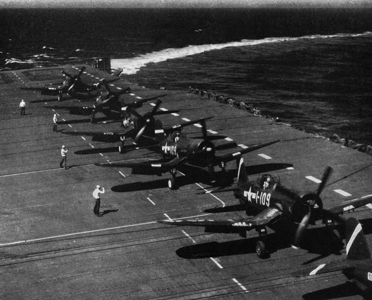 1945年1月,「香格里拉」号航空母舰(CV-38)飞行甲板上停放的F4U「海盗」战斗机。1944年4月美国海军正式批准「海盗」上舰后,F4U逐渐成为快速航母舰队的主力舰载机,在随后的菲律宾与冲绳作战中广泛用于制空与对地攻击。