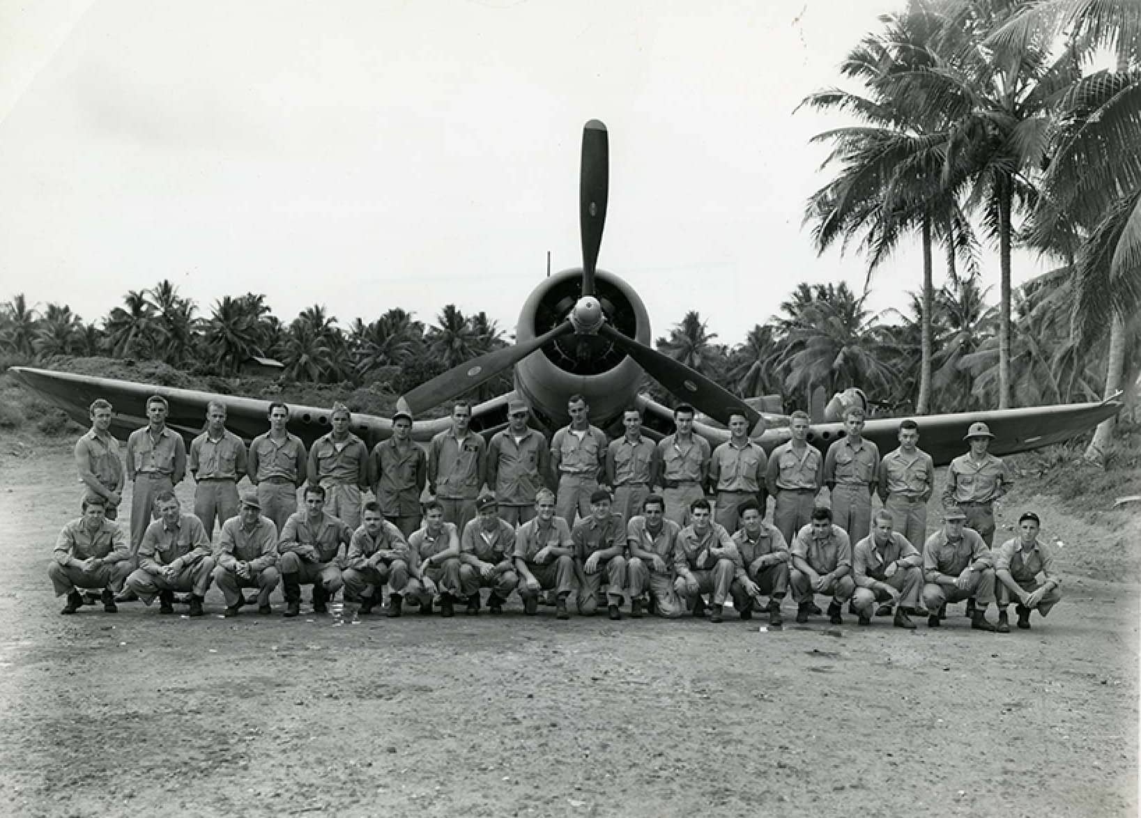 1943年,驻新赫布里底群岛埃斯皮里图桑托岛海龟湾机场的VMF-214「黑羊」中队成员与其F4U「海盗」战斗机合影。「所罗门群岛战役」期间,该中队在格雷戈里•博因顿(Gregory Boyington)少校指挥下于84天内取得97次空战胜利,成为美国海军陆战队最著名的战斗机中队。