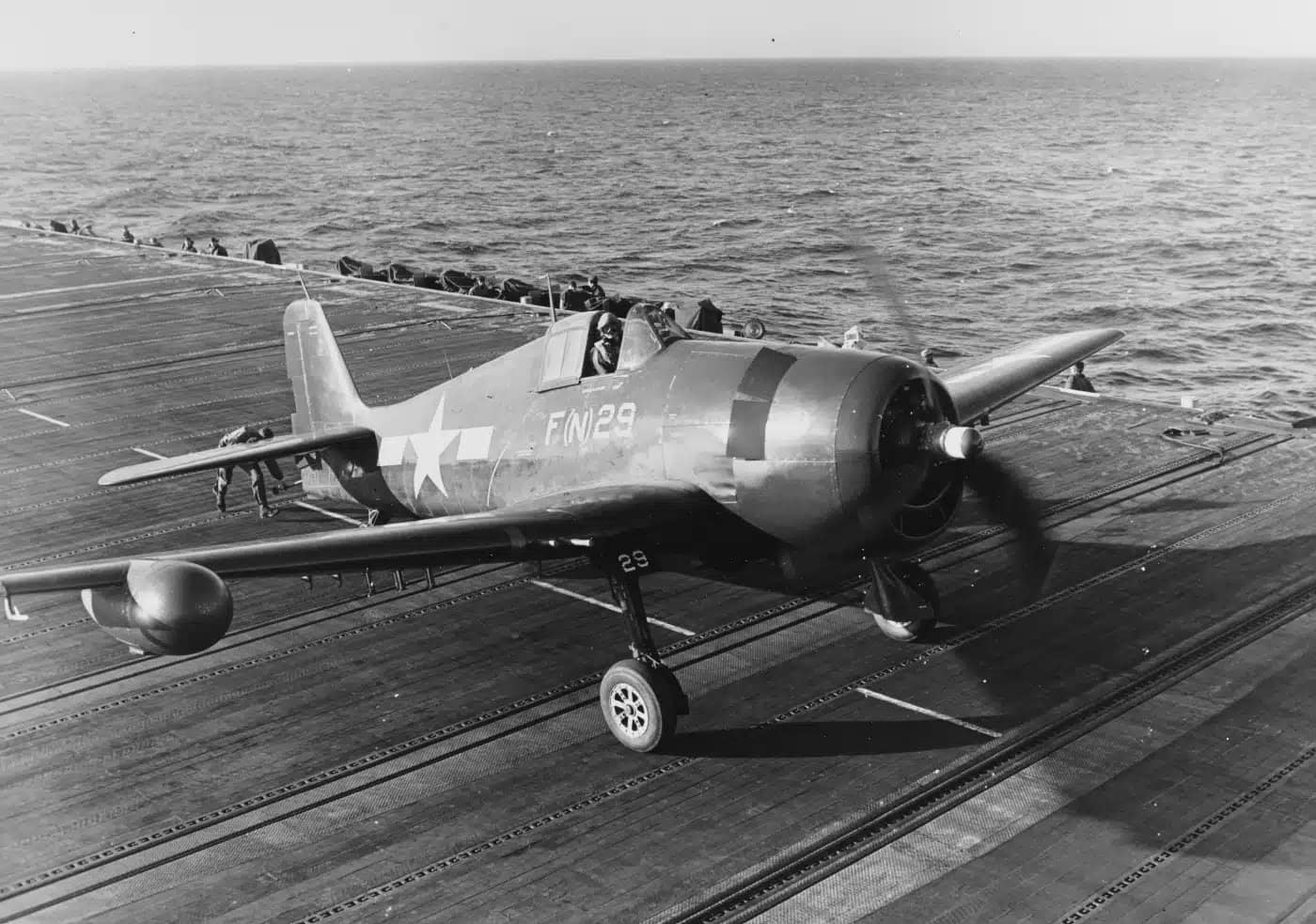 1945年,停放在「布洛克岛」号(CVE-106)护航航空母舰上的格鲁曼F6F-5N「地狱猫」夜间战斗机。该机隶属于VMF-511中队,在其机翼上该机的雷达罩清晰可见。