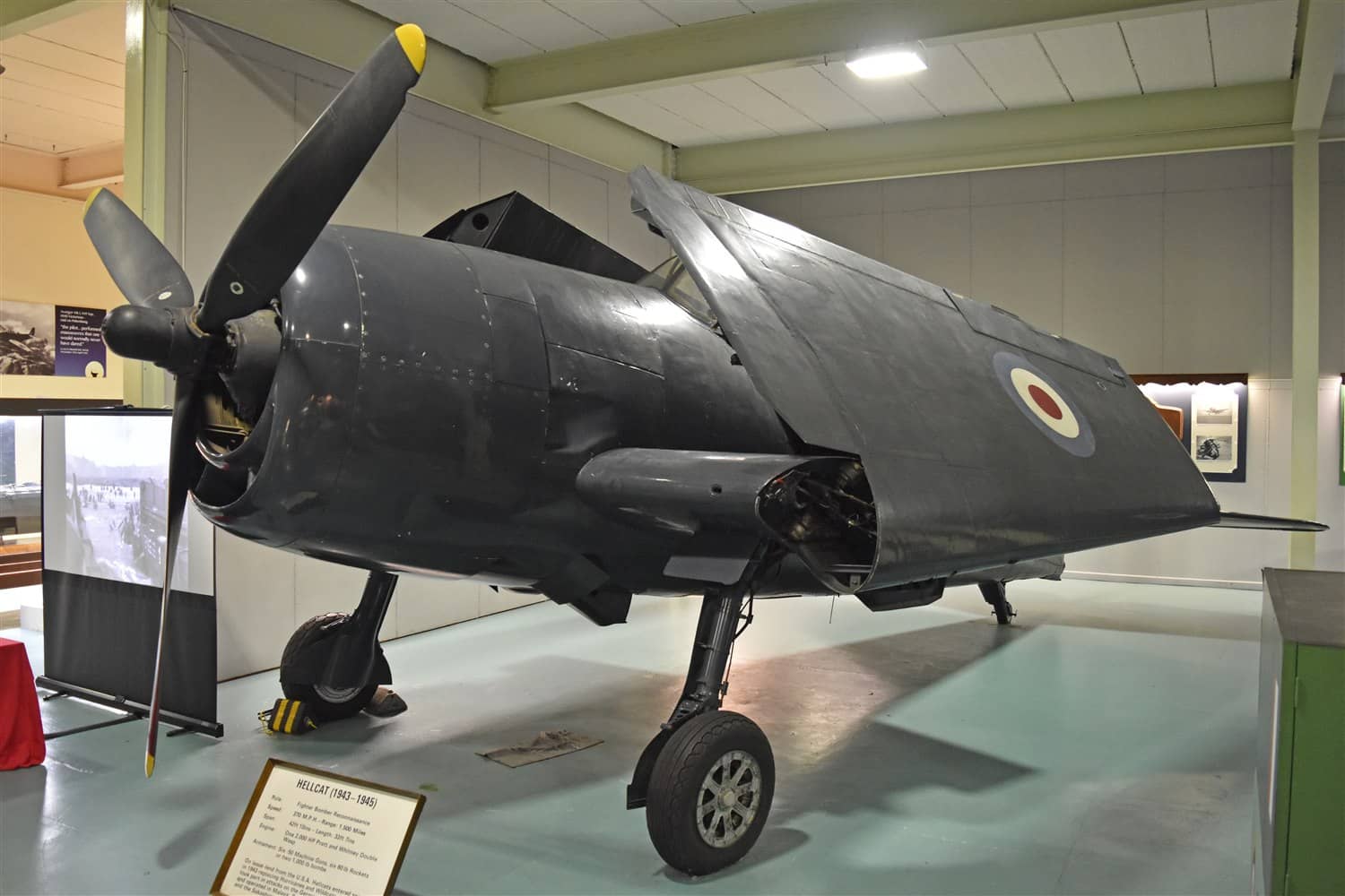 英国舰队航空兵的格鲁曼「地狱猫」Mk.II(Hellcat Mk.II,对应美制F6F-5,KE209号)战斗机。英国以租借法案获得约250架F6F,装备第800、804等中队,自1944年起随本土舰队与太平洋舰队作战,参加了「挪威海」反潜作战与1945年对日本本土的舰载空袭,是皇家海军战时最后装备的美国战斗机。