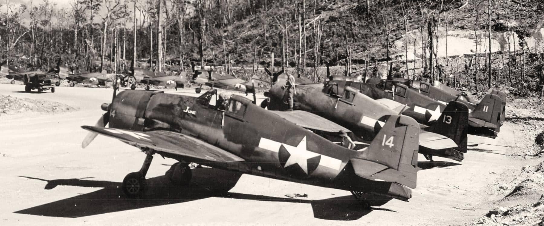 1943年9月,隶属于第38战斗机中队(VF-38)和第40战斗机中队(VF-40)的F6F-3「地狱猫」战斗机在新乔治亚岛西海岸的蒙达角(Munda Point)列队停放。此前,美军于8月初从日军手中夺取了蒙达机场,随后VF-38中队便从瓜达尔卡纳尔岛转移至此。