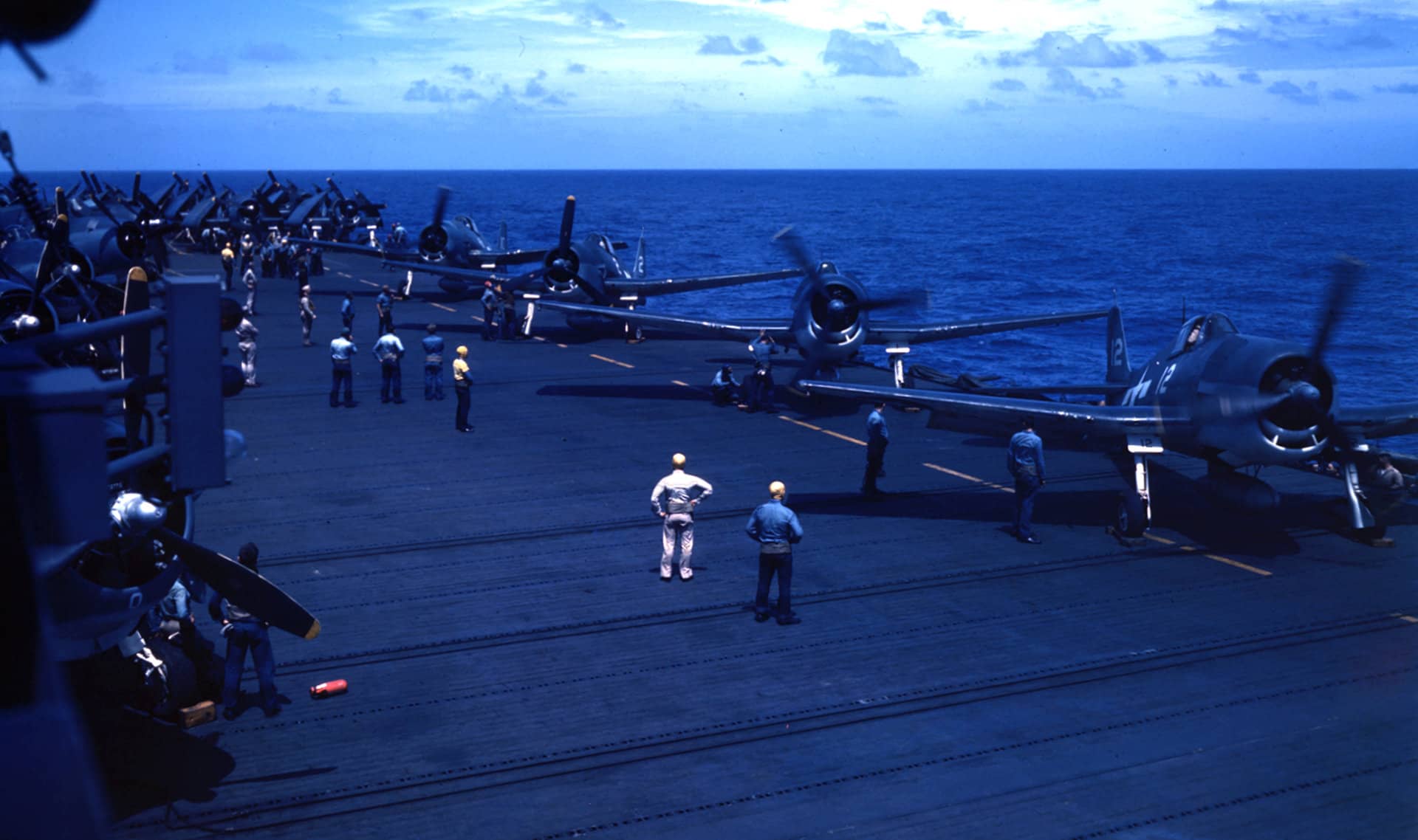 老照片修复:1944年1月,第25战斗机中队(VF-25)的格鲁曼F6F-3「地狱猫」战斗机在「考彭斯」号轻型航空母舰(CVL-25)飞行甲板上预热发动机。1943年8月31日「地狱猫」随「约克城」号袭击马尔库斯岛首次参战,此后逐步取代「野猫」成为美军航母舰载战斗机主力。