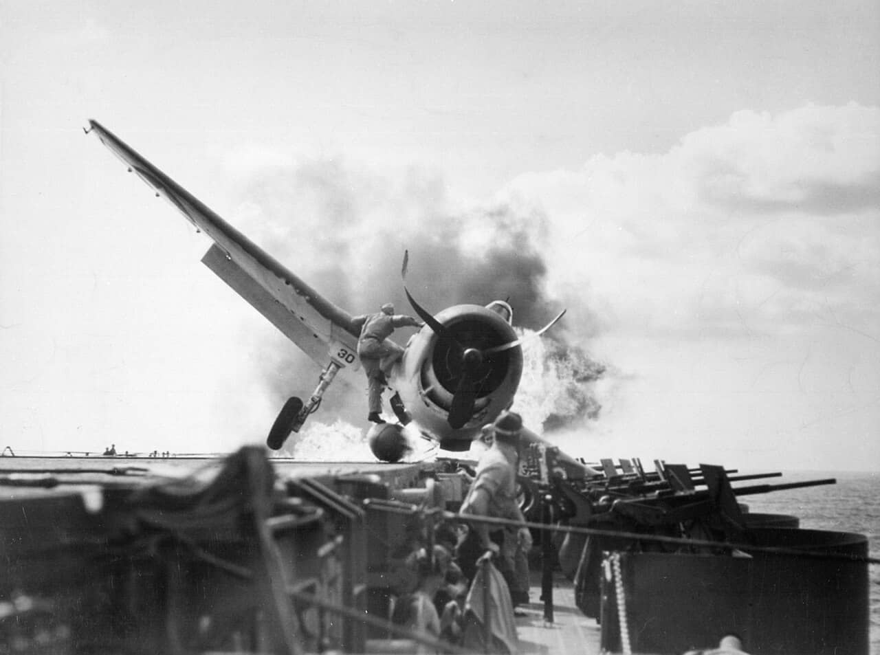 1943年11月10日,隶属于第2战斗机中队(VF-2)的一架美国海军格鲁曼F6F-3「地狱猫」战斗机(编号30)在「企业」号航空母舰(CV-6)上着舰时发生事故,撞入了该舰左舷的20毫米高射炮位。