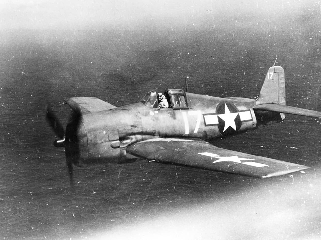 1944年2月前后,一架隶属于美国海军第9战斗机中队(VF-9)的格鲁曼F6F-3「地狱猫」战斗机正在飞行。注意其驾驶舱下方的三面战绩标志。注:VF-9是首批装备「地狱猫」的舰载中队之一,1943年初至1944年3月期间,VF-9中队隶属于部署在「埃塞克斯」号航母(CV-9)上的第9舰载机联队(CVG-9)。在1944年6月「马里亚纳海战」中,该中队以「埃塞克斯」号为平台取得了大量战果。