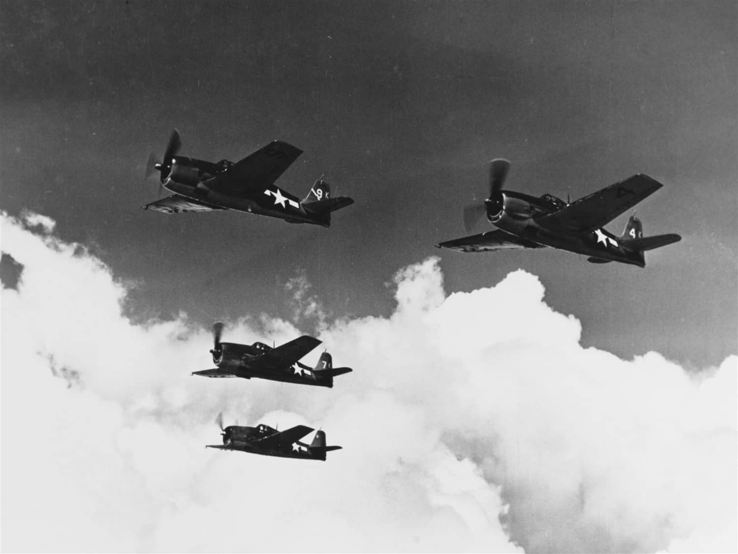 1944年5月,美国海军第1战斗机中队(VF-1)的F6F「地狱猫」战斗机编队飞行。此时距1944年6月「马里亚纳海战」爆发仅一个月,「地狱猫」已全面列装快速航母舰队,美军舰载航空兵对日军零式战斗机首次取得全面性能优势。