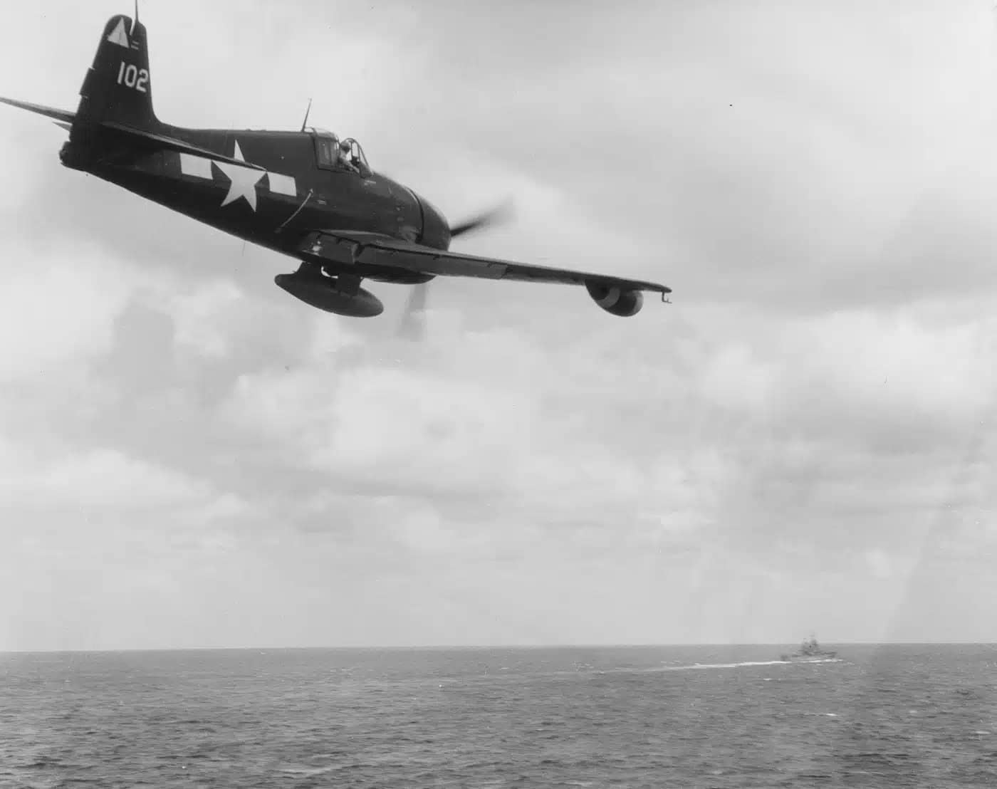 1944年10月,在针对福尔摩沙(今台湾)的空袭行动中,一架F6F-5N「地狱猫」夜间战斗机飞越「大黄蜂」号航空母舰(CV-12)上空。
