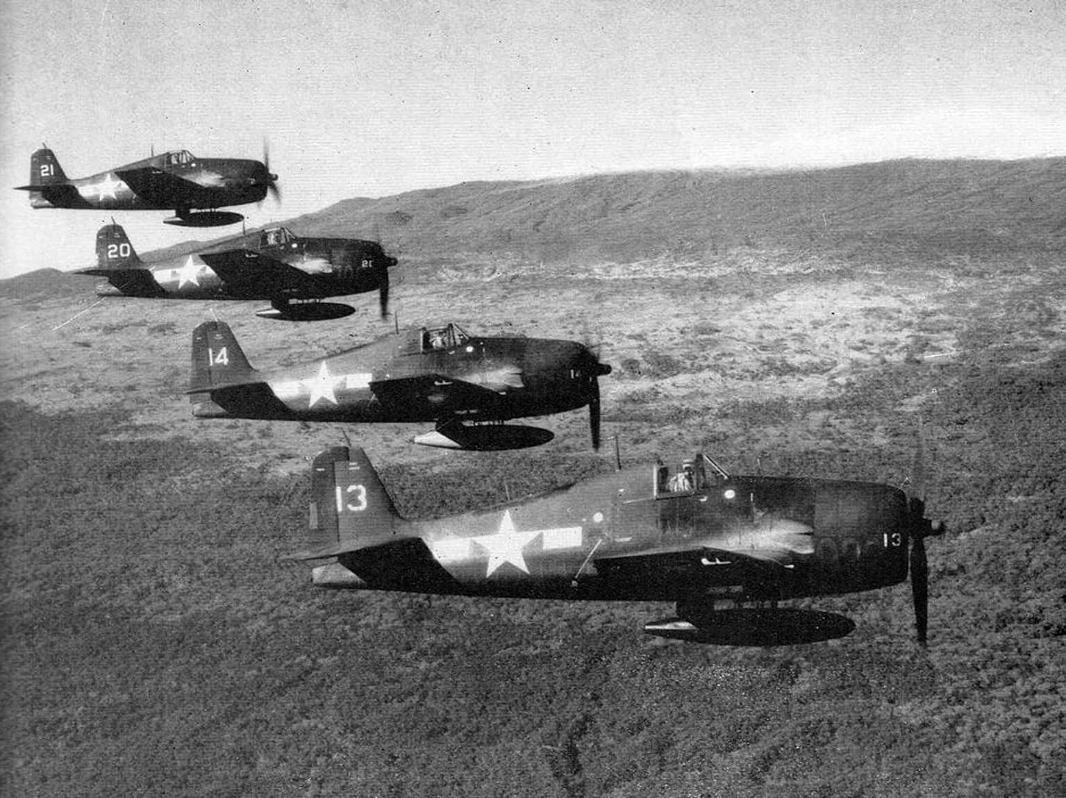 1945年,美国海军第6战斗机中队(VF-6)的4架F6F-5「地狱猫」战斗机编队飞行。「冲绳岛战役」期间,「地狱猫」在承担舰队防空的同时频繁出动对地攻击,以火箭弹与炸弹支援登陆部队;F6F-5N夜间型则负责拦截日军夜间空袭,战果卓著。