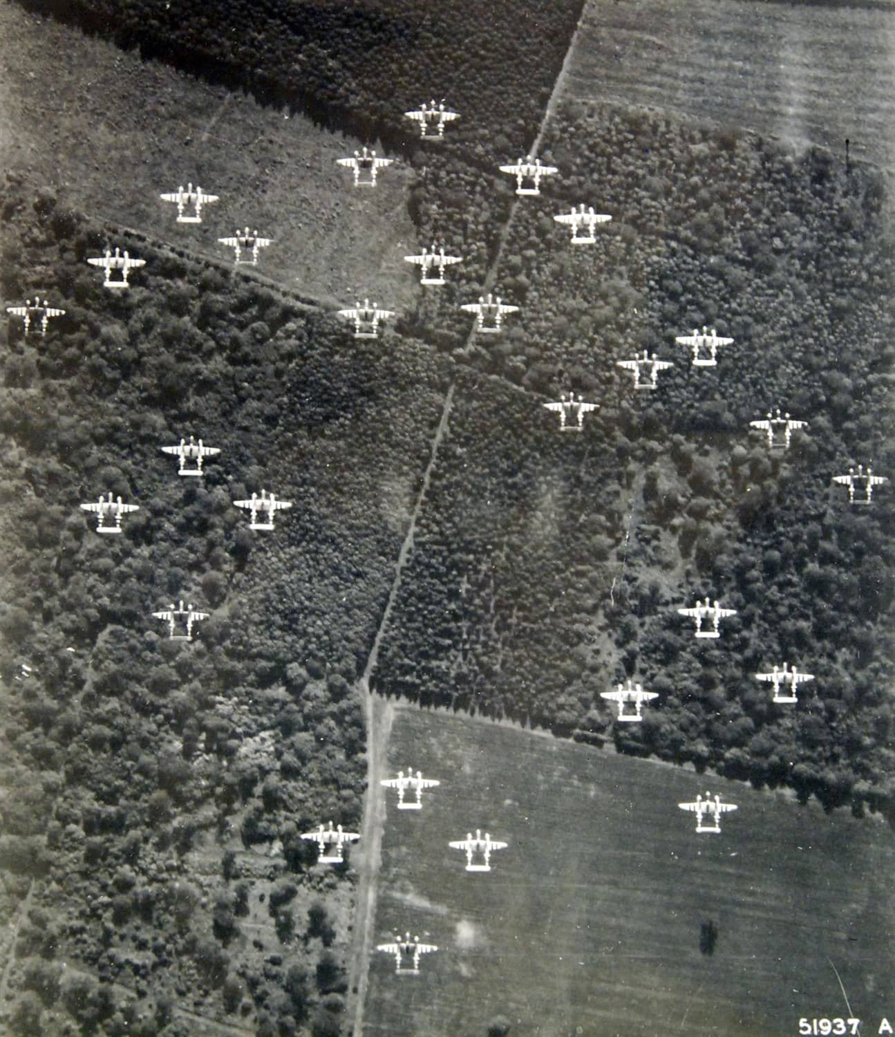 二战期间,飞越法国上空的美国陆军航空队P-38「闪电」战斗机机群。P-38自1943年起部署于地中海与西欧战场,凭借双发航程承担远程护航、截击与对地攻击等多样任务,「霸王行动」诺曼底登陆后活跃于法国上空。
