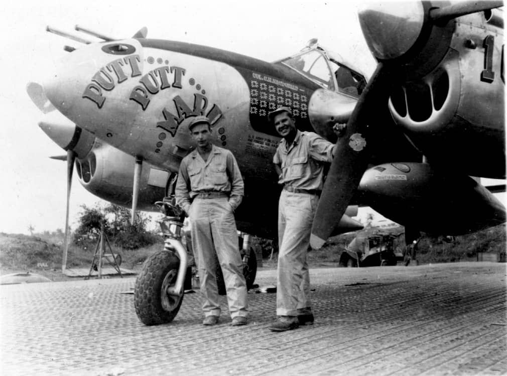 美国空军第475战斗机大队(475th Fighter Group)指挥官兼王牌飞行员查尔斯·H·麦克唐纳上校(Charles H. MacDonald)与阿尔·尼尔森(Al Nelson)在太平洋战区的合影照片,其背景为麦克唐纳的P-38J座机「普特·普特·玛鲁」(Putt Putt Maru)号,他以27个确认战果成为二战太平洋战区击落敌机数量排名第三的王牌飞行员。