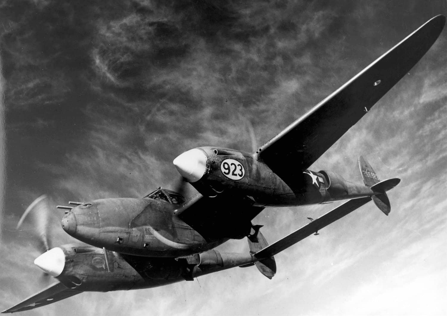 1943年,美国佛罗里达州奥兰多陆军航空队战术中心,一架P-38H「闪电」战斗机演示携带炸弹执行对地攻击。P-38兼具战斗机与战斗轰炸机双重角色,可挂载炸弹、副油箱与火箭弹执行多种任务。注:P-38H由P-38G改进而成,加装了发动机的自动冷却系统。