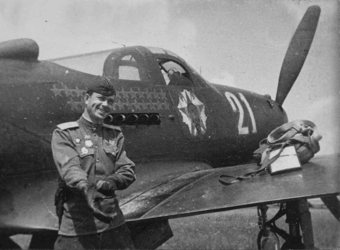 第69近卫歼击航空兵团中队长费奥多尔·希库诺夫上尉(1921年至1945年)与他的P-39N-1「飞蛇」战斗机。他于1945年3月15日在空战中阵亡,1998年被迫授「俄罗斯联邦英雄」称号。