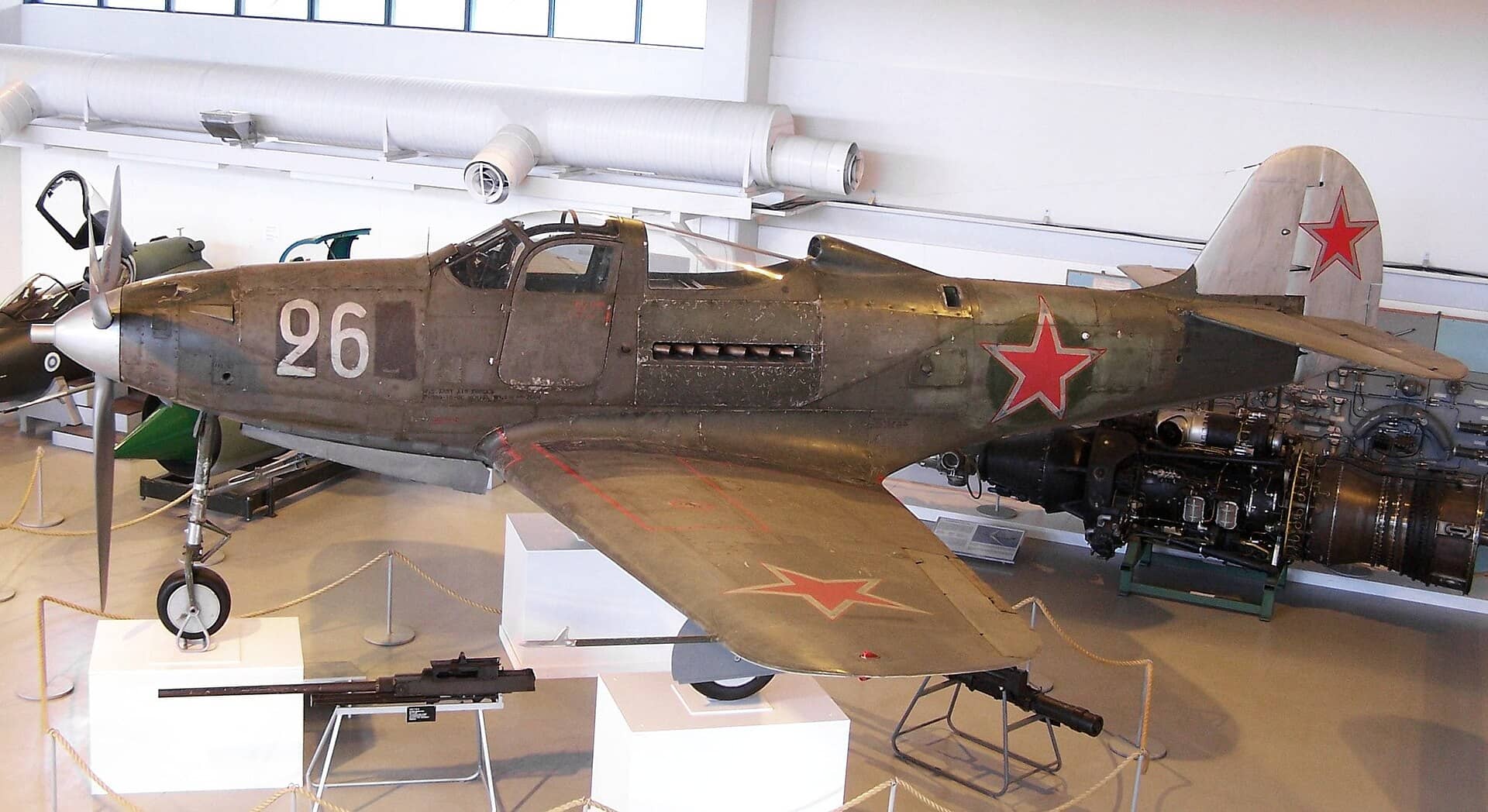 一架经修复后陈列于芬兰中部航空博物馆(Aviation Museum of Central Finland)的苏联P-39Q「飞蛇」战斗机(机身编号为「白26」,原编号「44-2664」)。该机原为苏联根据租借法案获得的美国飞机,在第二次世界大战期间被芬兰军队击落并缴获。图中该机已恢复至战时原有的迷彩涂装与标识状态。