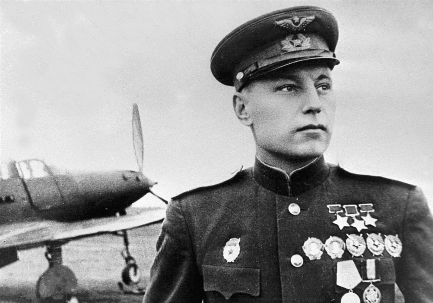 1945年,苏联第9近卫歼击航空兵师师长、三次「苏联英雄」称号获得者亚历山大·波克雷什金上校(后晋升为苏联空军元帅)在机场,身后是伴随他作战的P-39「飞蛇」。波克雷什金以59架战果成为苏军二号王牌,其中绝大多数战果是其驾驶P-39取得。