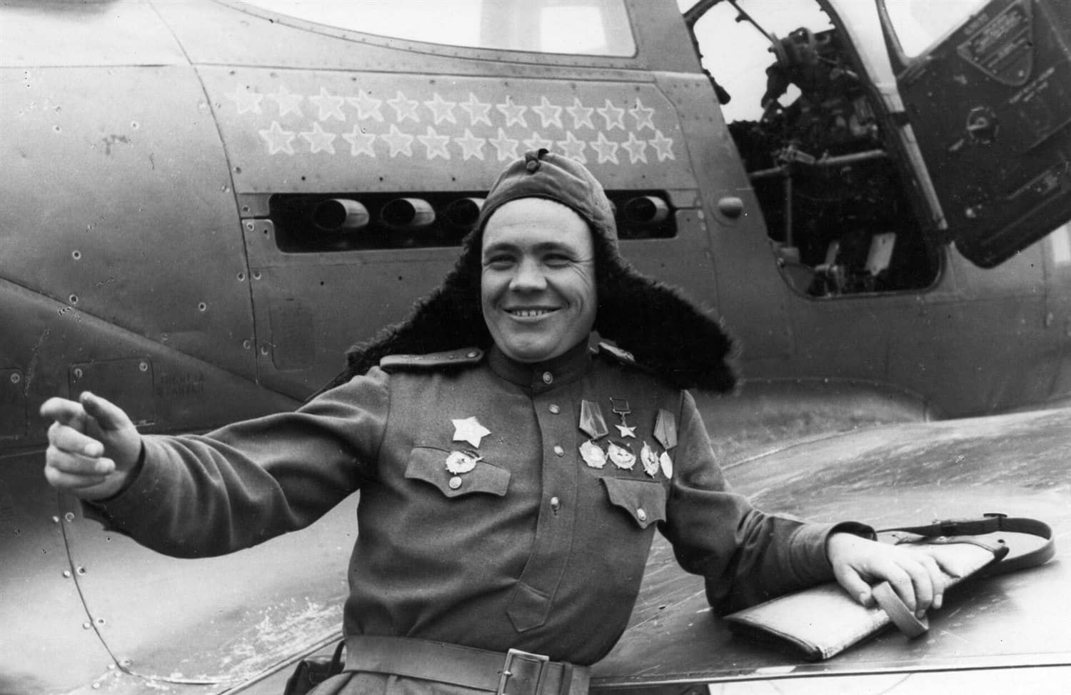 1945年,德国境内,第213近卫歼击航空兵团领航员、「苏联英雄」帕维尔·切皮诺加上尉站在自己的P-39Q「飞蛇」战斗机旁。