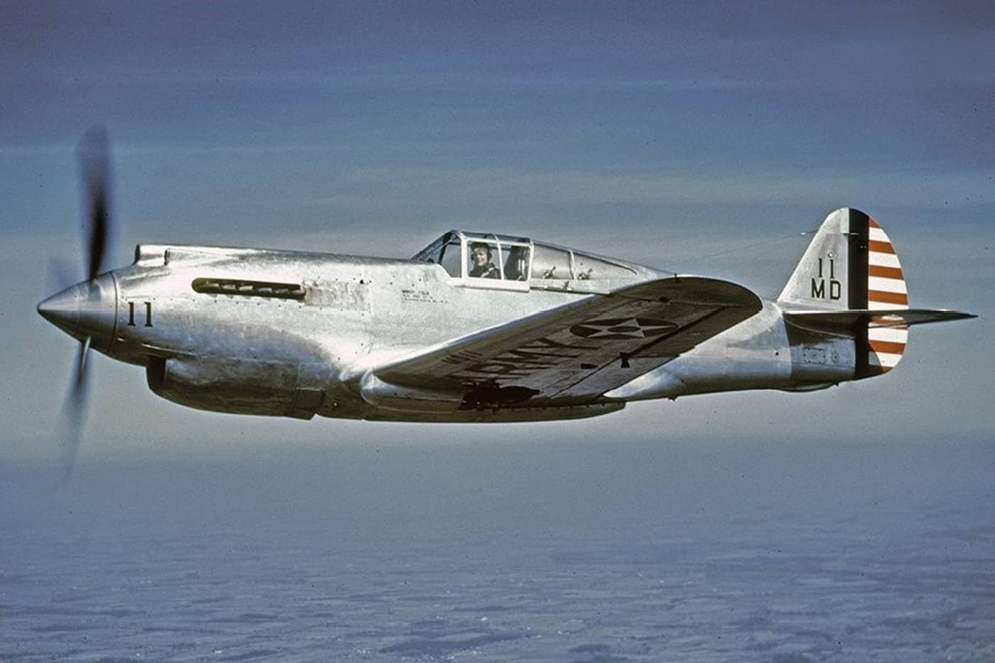 1939年,美国陆军航空队装备部用于试飞测试的柯蒂斯XP-40第11号机。
