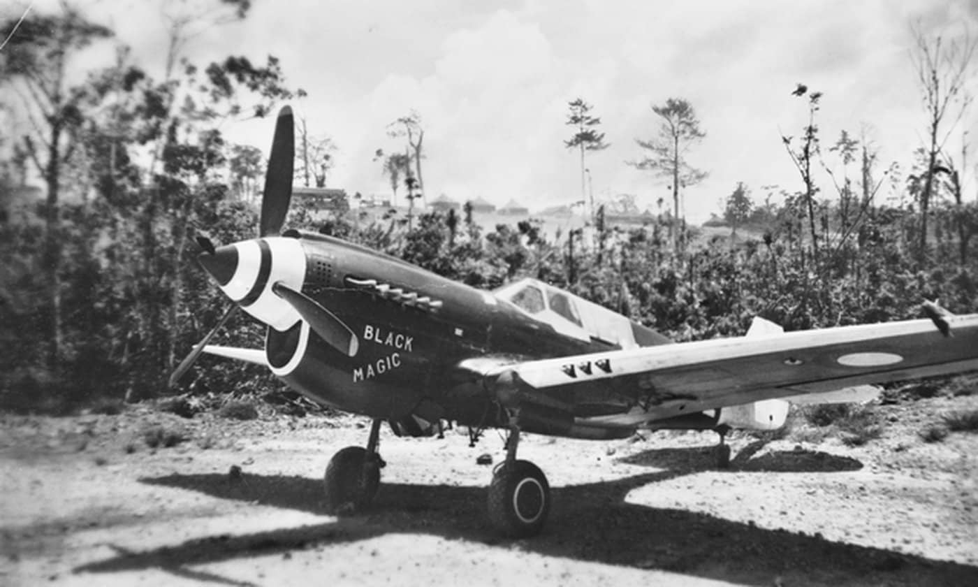 一架绰号「黑魔法」(Black Magic)、代号「HU-E」的P-40N-15战斗机,该机编号「A29-575」(美方编号 42-106386),驾驶员为澳大利亚皇家空军(RAAF)第78中队的丹尼斯·贝克(Denis Baker)上尉,他是澳大利亚原住民中的首位军机飞行员,曾于1944至1945年间随第78中队在荷属东印度群岛执行任务。注意:该机垂尾顶端的深蓝色涂装便是第78中队的识别标志。