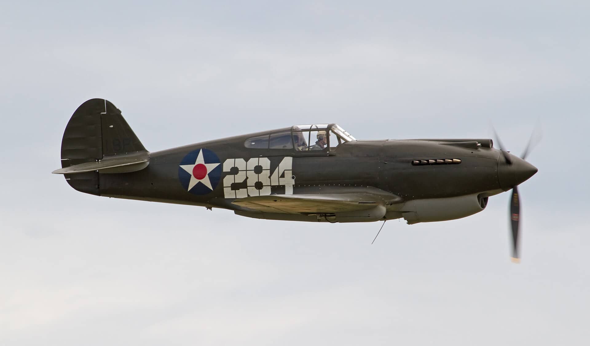 2011年,在达克斯福德(Duxford)拍摄的P-40B(注册号G-CDWH)。它是世界上唯一一架适航的P-40B,也是「珍珠港事件」中幸存下来的唯一一架该型飞机。1941年12月7日,日军偷袭珍珠港让驻夏威夷的美国陆军航空队P-40机队在地面蒙受了重大损失。