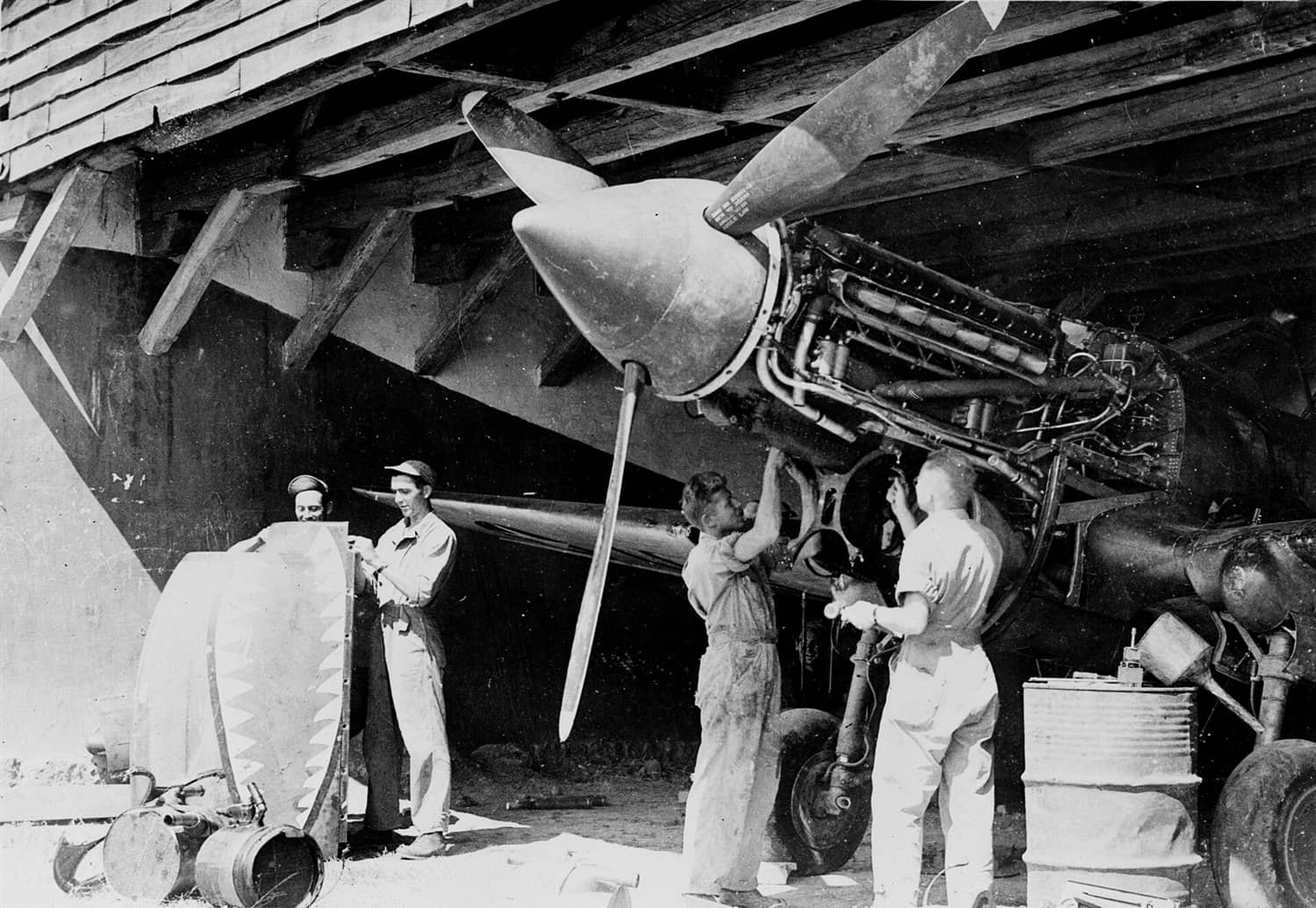 1942年,美国志愿援华航空队「飞虎队」的地勤人员在中国基地为P-40战斗机进行维护。「飞虎队」于1941年12月至1942年7月间驾驶鲨鱼嘴涂装的P-40在中国上空作战,宣称击落日机近300架,使P-40名声大噪。