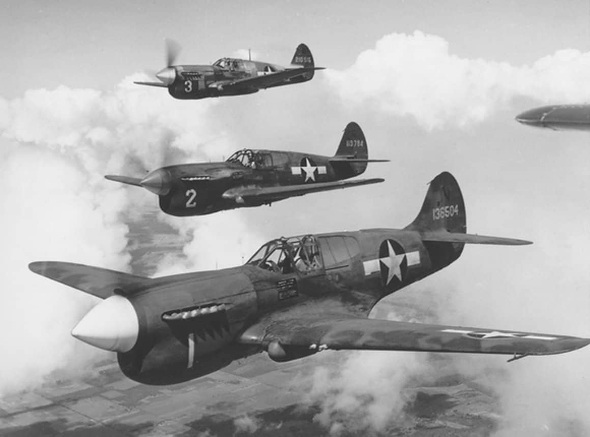 作飞行展示的三架柯蒂斯P-40「战鹰」战斗机。它们的具体型号分别是P-40L(上)、P-40F(中)和P-40K(下)。