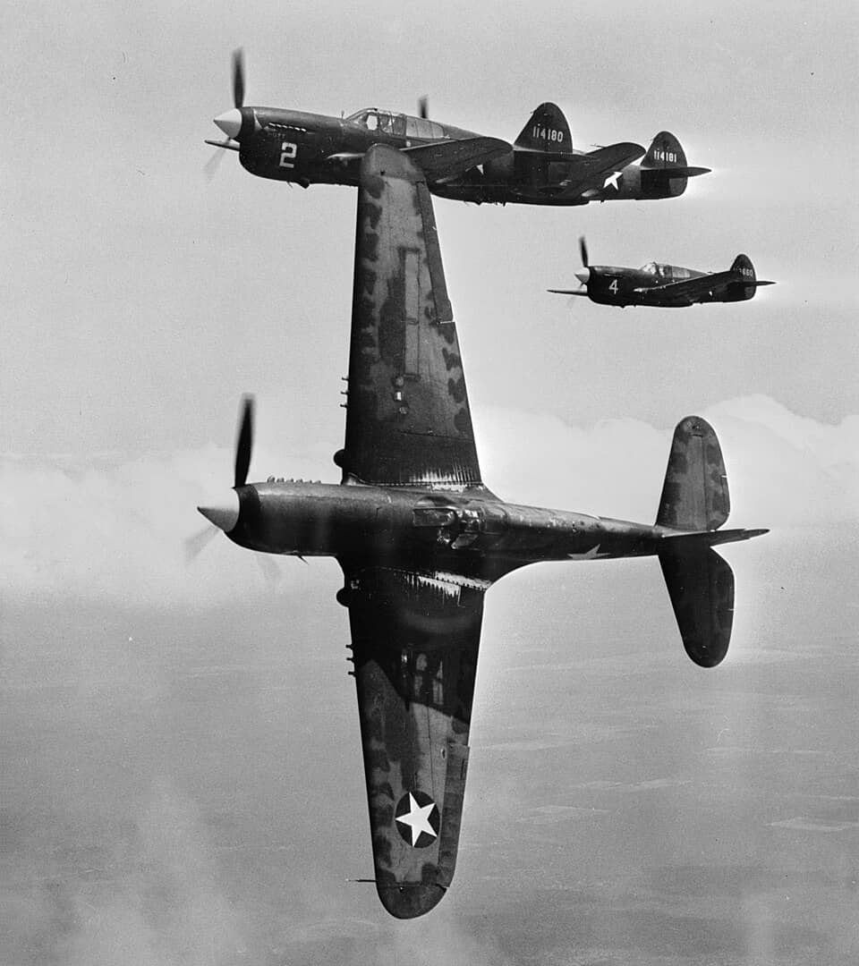 1943年,德克萨斯州米申(Mission)附近的摩尔机场上空,一架美国陆军航空队高级飞行学校的P-40F战斗机(长机)在一次训练飞行中脱离编队,准备发起「攻击」动作。当时部分优秀航空学员在获得战斗机飞行员资格徽章前均接受了驾驶这款战机的改装训练。