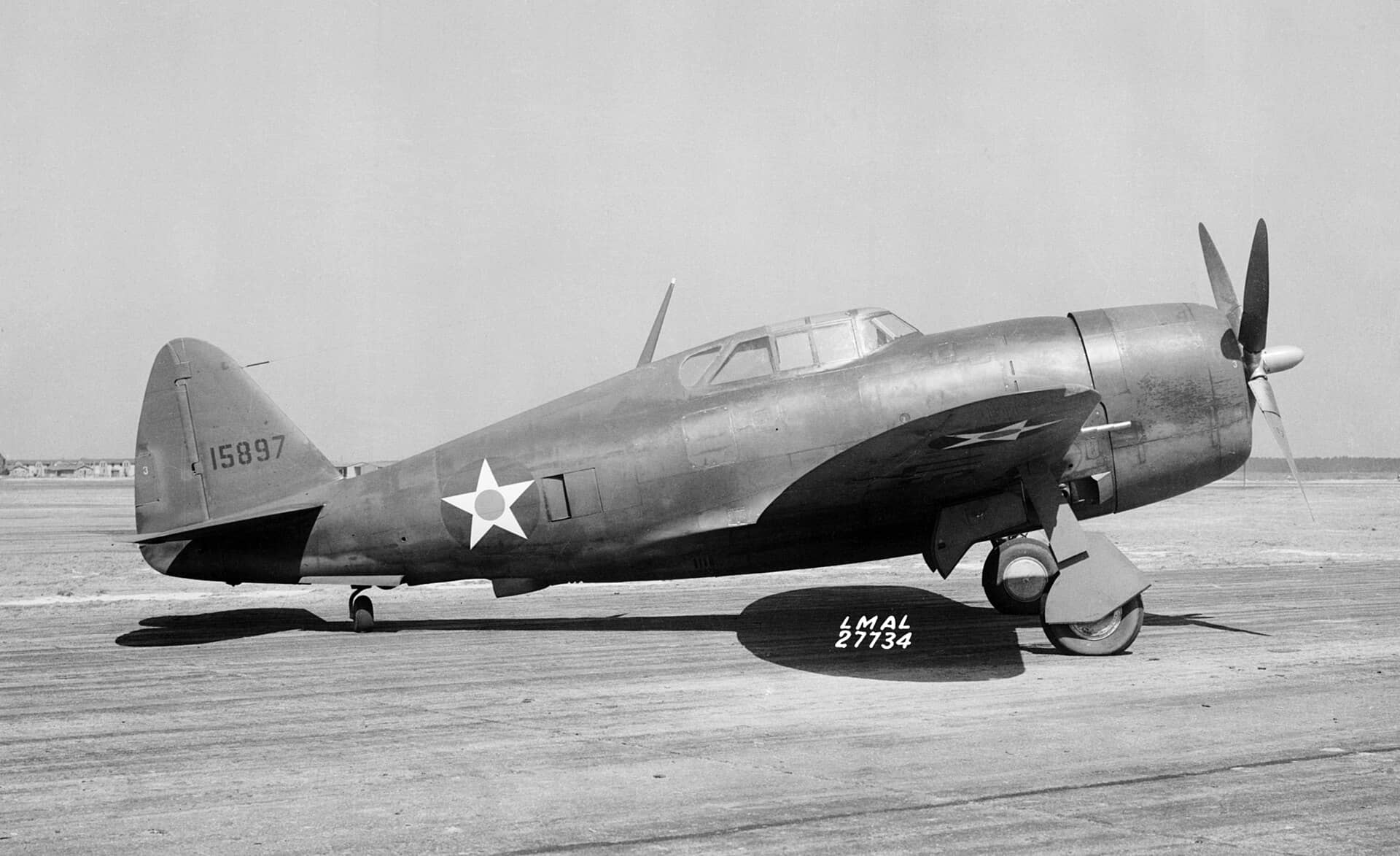 1943年,美国国家航空咨询委员会(NACA)试飞员驾驶P-47B「雷电」进行飞行测试。P-47B是第一种量产型号,共生产171架,1942年11月起陆续交付第56战斗机大队等首批部队。