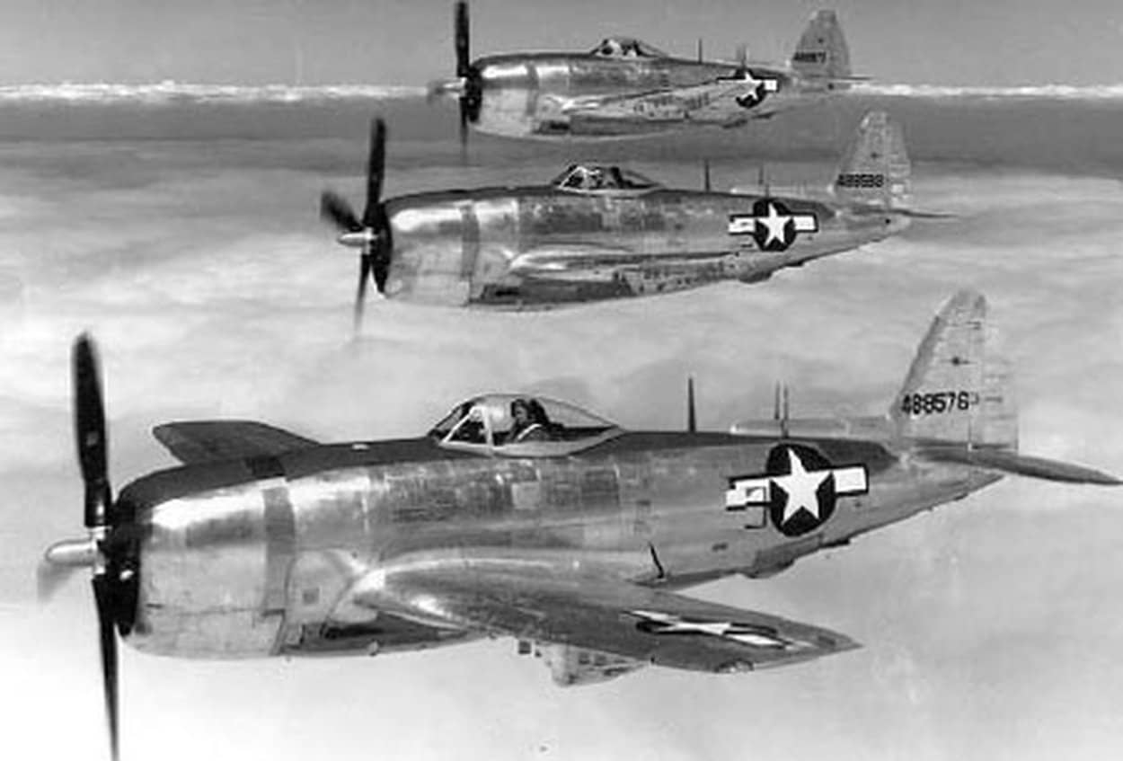 美国陆军航空队的P-47N-5三机编队(序列号44-88576、88589、88577)。
